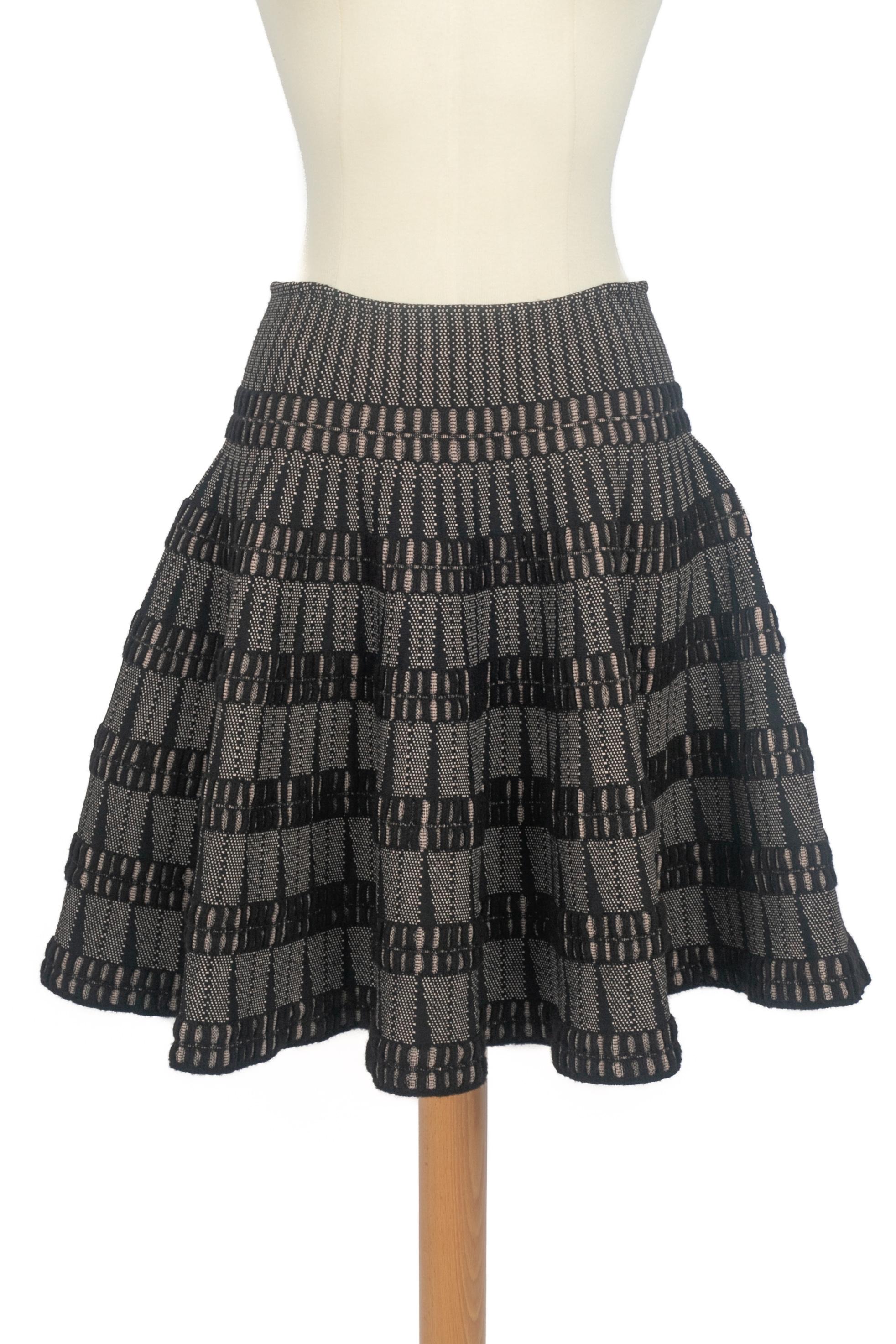 ALAÏA - (Made in Italy) Falda skater de malla negra. Talla 40IT.

Estado:
Muy buen estado

Dimensiones:
Cintura: 34 cm - Largo: 50 cm

SKU:FJ205