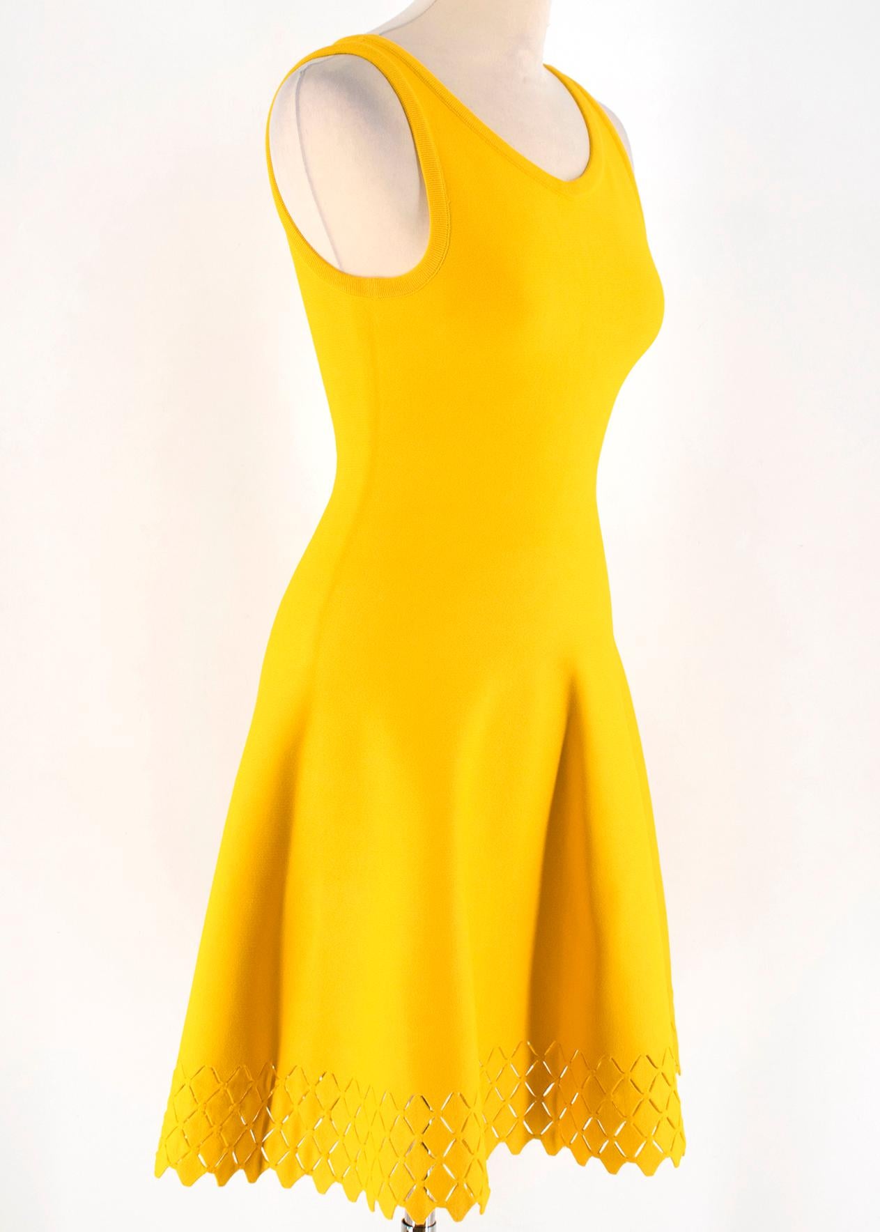 Alaia Sleeveless knit yellow fit & flare dress

hidden back zipper;
mid length;
stretchy fabric;
scalloped trims;
Made in Italy

approx

shoulders: 32 cm
chest: 33 cm
waist: 27 cm
full length: 89 cm

