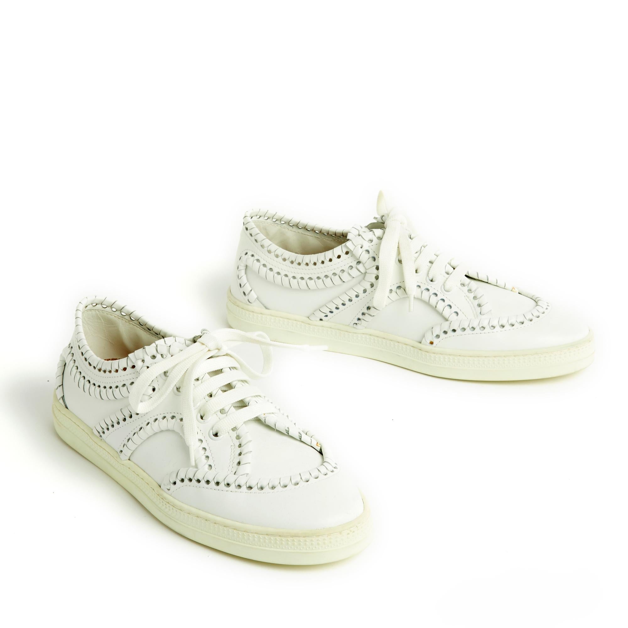 Alaïa sneakers in white leather, edges and inserts interwoven with white leather, 5-hole lace closure. Size EU41 or UK7 US9.5, insole 26.4 cm. The sneakers are perfectly new, delivered in an Alaïa dustbag.