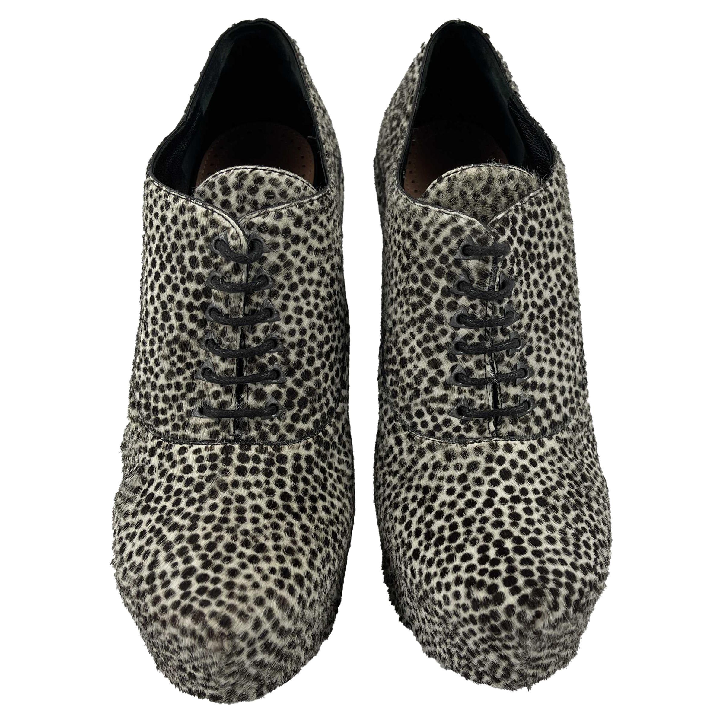 Chaussures à talons compensés à lacets en cuir de veau marron/blanc avec taches Alaia, Taille 37 US 7 en vente
