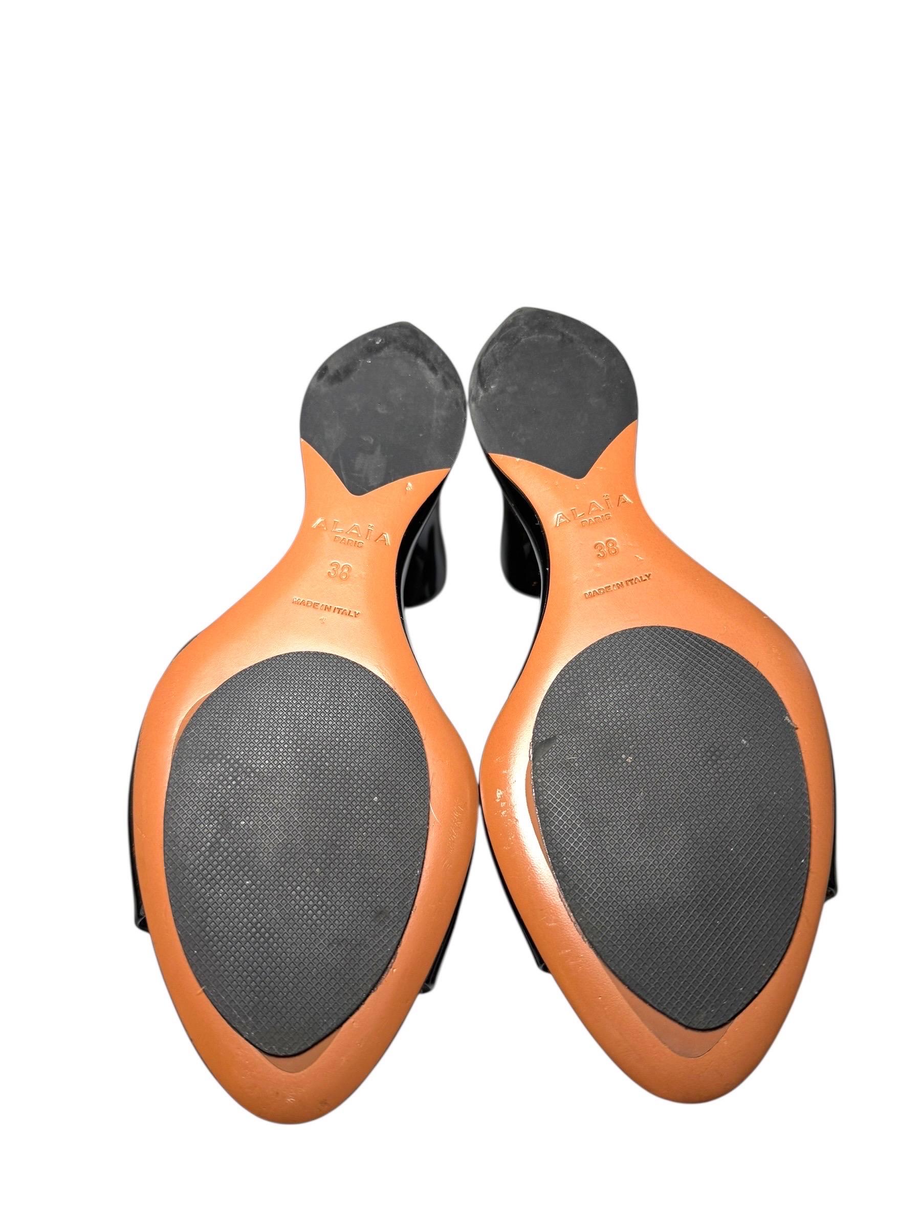 Alaïa SS22 Black Patent Sculptural Cut-Out Wedge Mules - Talla 38 en venta 5