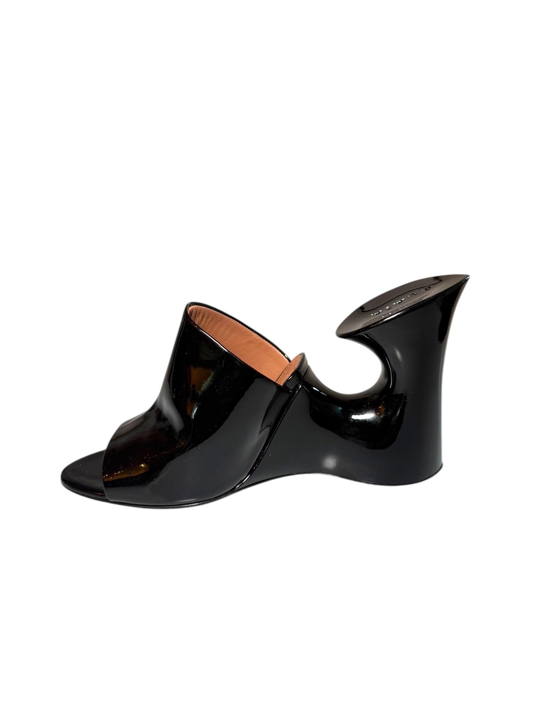 Alaïa SS22 Black Patent Sculptural Cut-Out Wedge Mules - Talla 38 Negro en venta