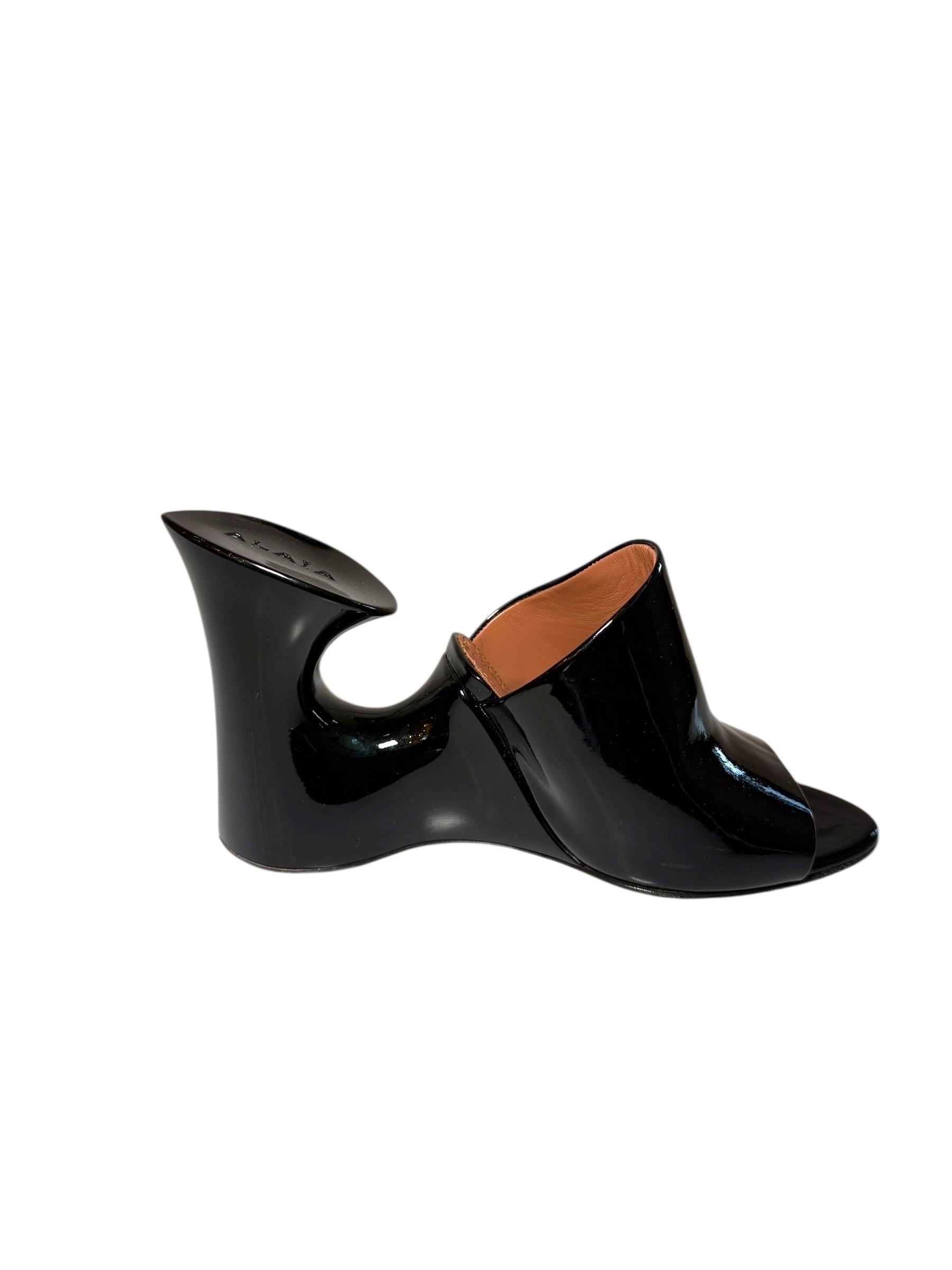 Alaïa SS22 Black Patent Sculptural Cut-Out Wedge Mules - Talla 38 en Bueno estado para la venta en Woodland Hills, CA