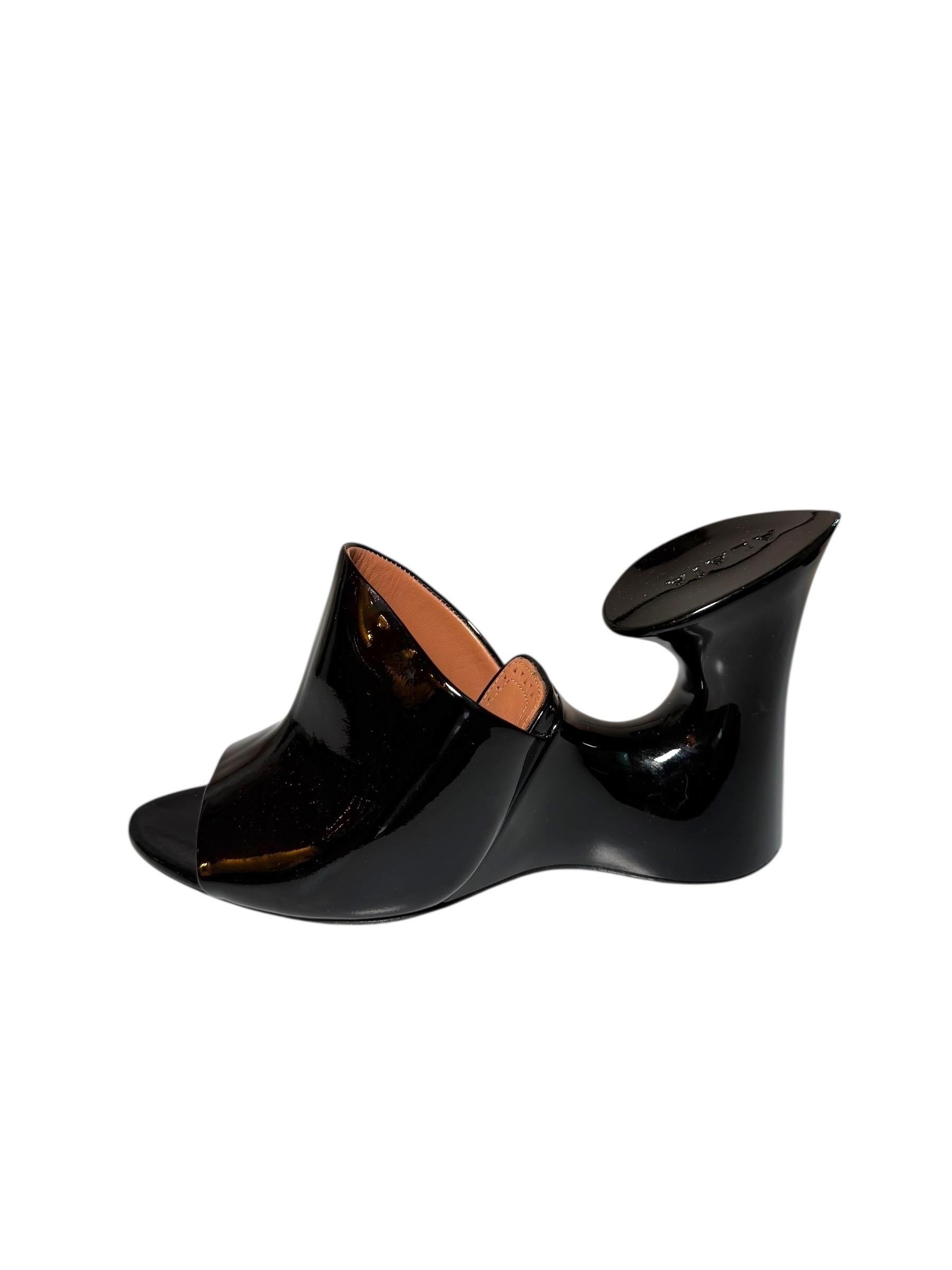 De las mujeres Alaïa SS22 Black Patent Sculptural Cut-Out Wedge Mules - Talla 38 en venta