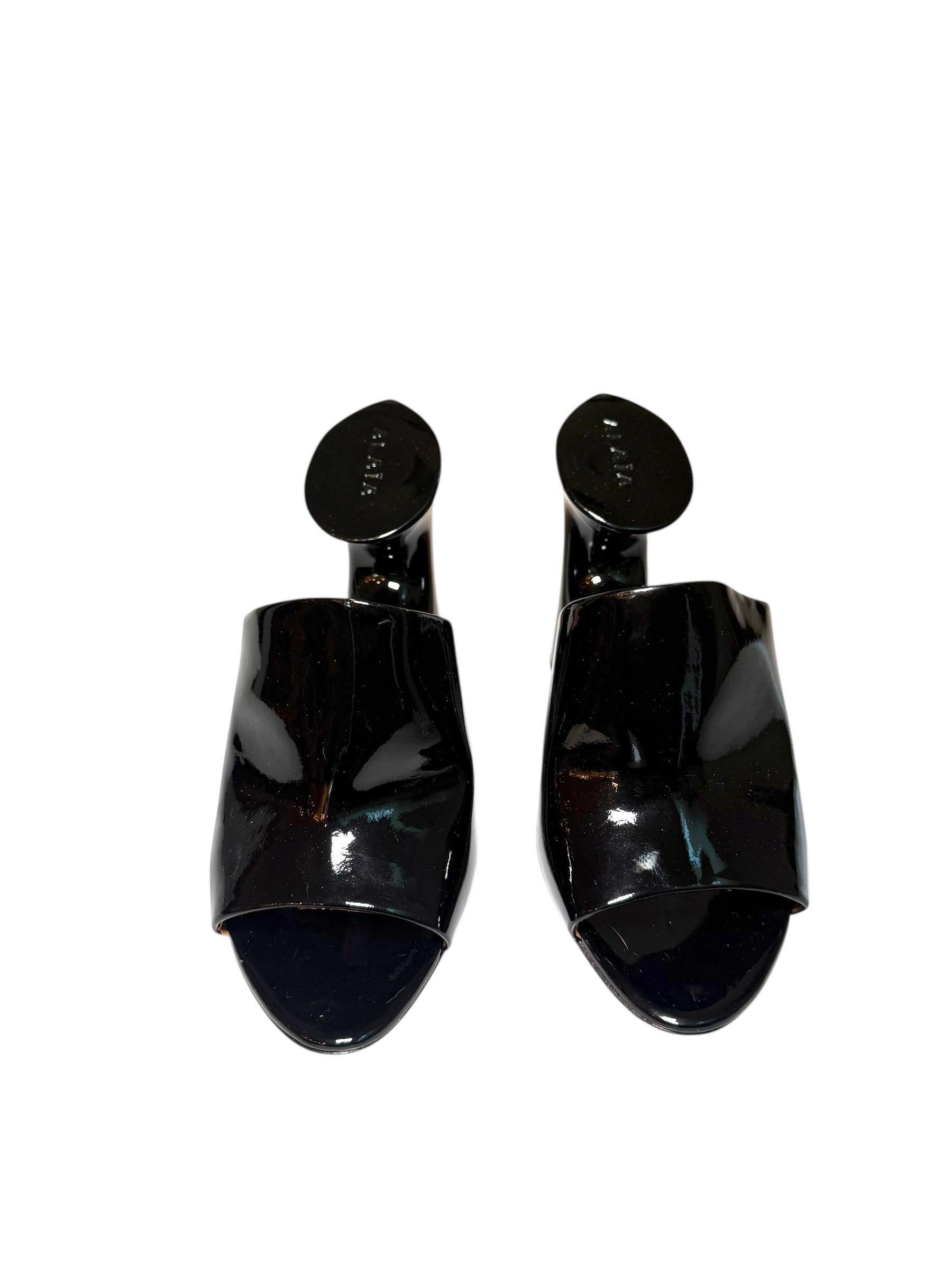 Alaïa SS22 Black Patent Sculptural Cut-Out Wedge Mules - Talla 38 en venta 1