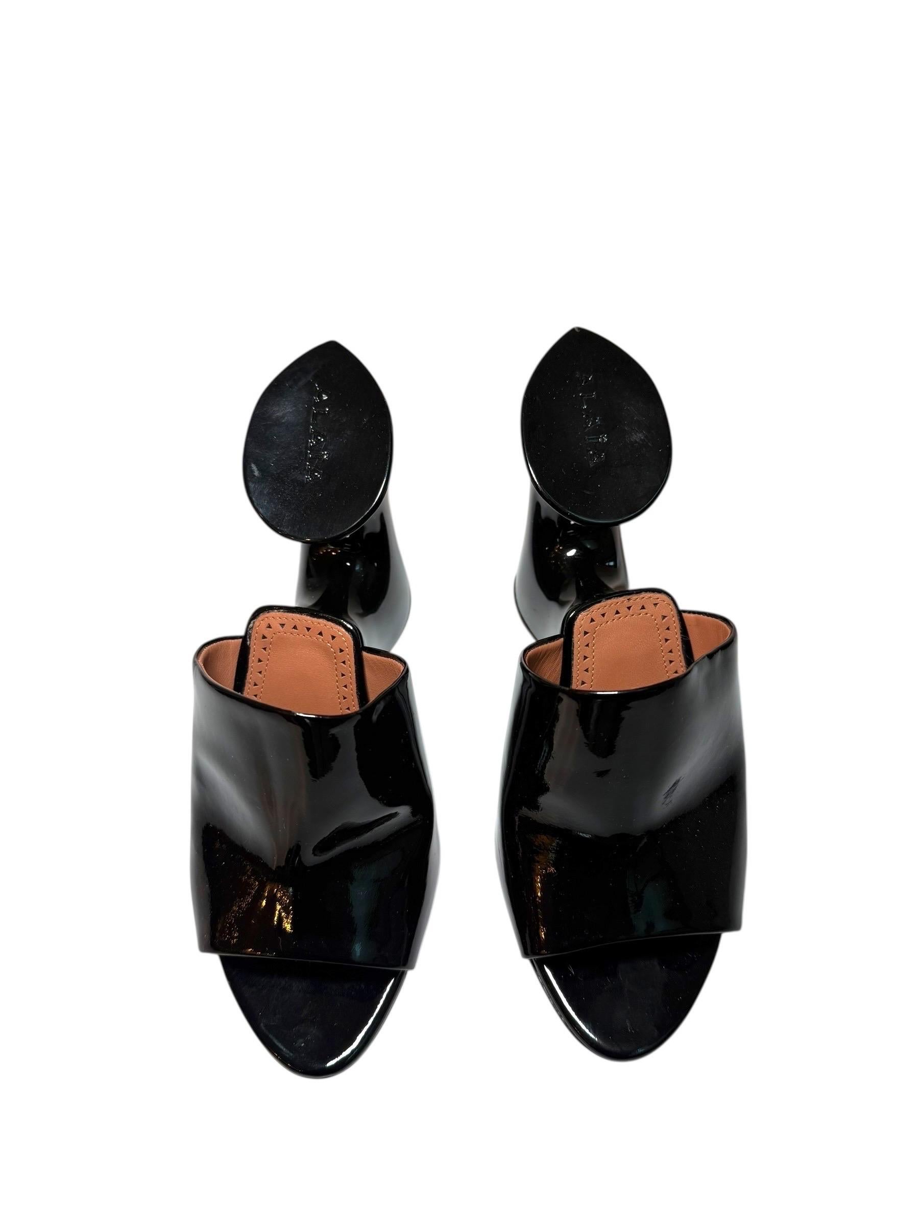 Alaïa SS22 Black Patent Sculptural Cut-Out Wedge Mules - Talla 38 en venta 3