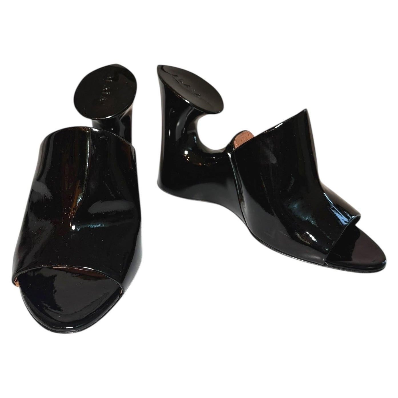 Alaïa SS22 Black Patent Sculptural Cut-Out Wedge Mules - Taille 38