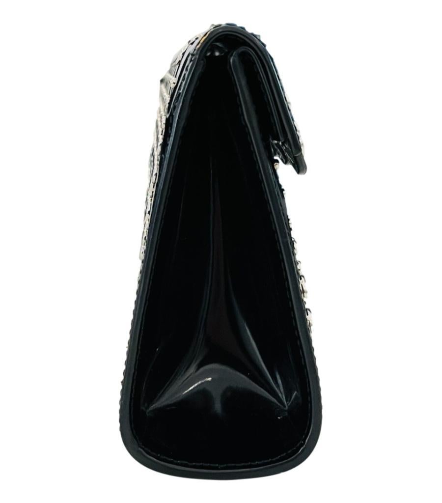 Alaia Nietenbesetzte Leder Clutch Tasche
Schwarze Clutch-Bag mit runden, silbernen Nieten und Laser-Cut-Out-Details verziert.
Mit Frontklappe, die zu einem beigen Lederinnenraum mit Steckfach führt.
Größe - Höhe 13 cm, Breite 24 cm, Tiefe 5,5