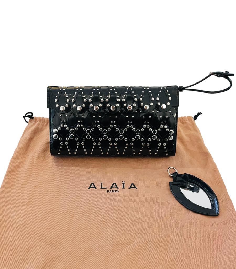 Alaia Nietenbesetzte Leder Clutch Tasche im Angebot 2
