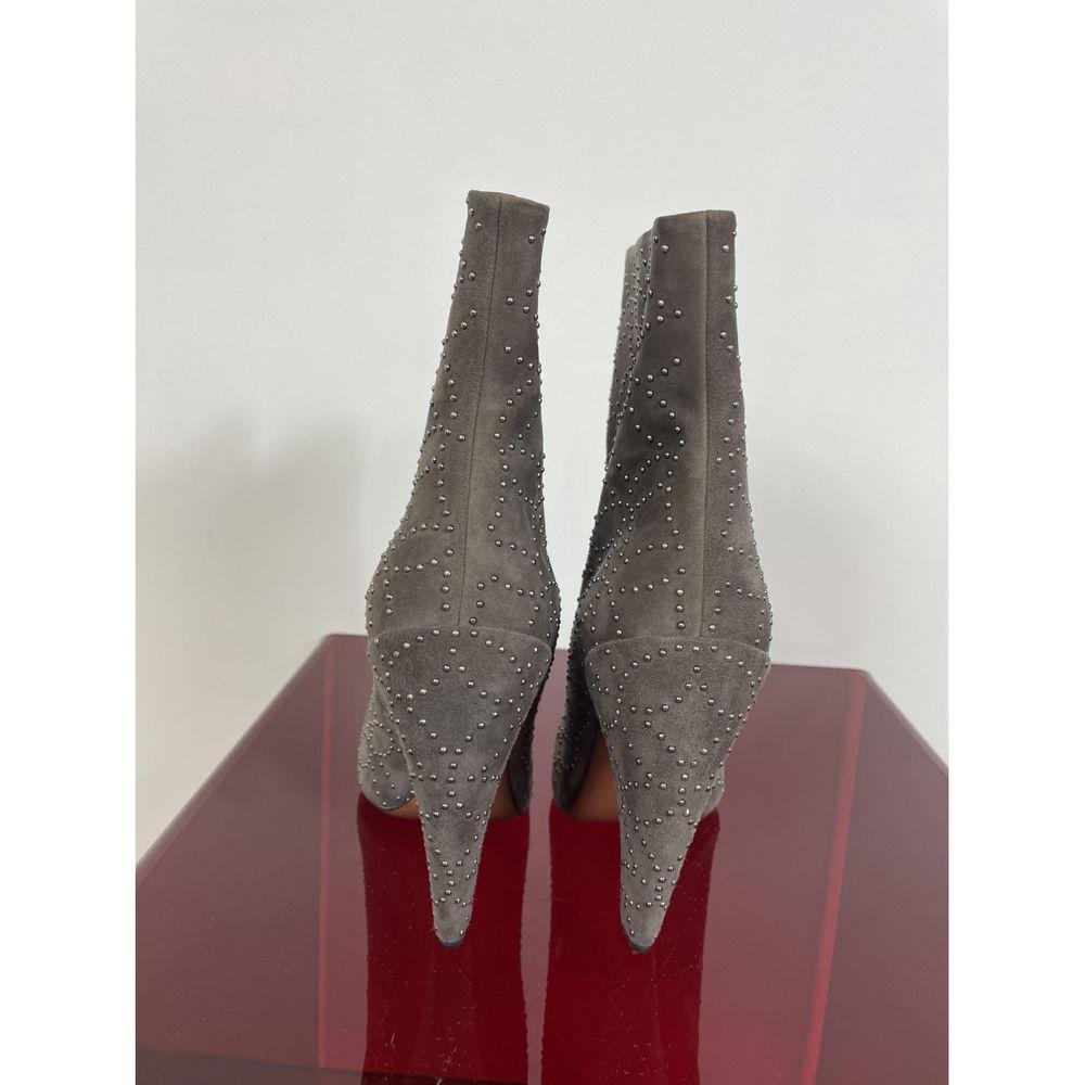 Alaïa Suede Ankle Boots in Grey

Alaia Trocchetti. 
In gray suede leather with application of small studs. 
Italian number 38.5. The heel measures 13 cm. 
Never been used, they have original dust bag.

General information:
Designer: Alaïa
Condition: