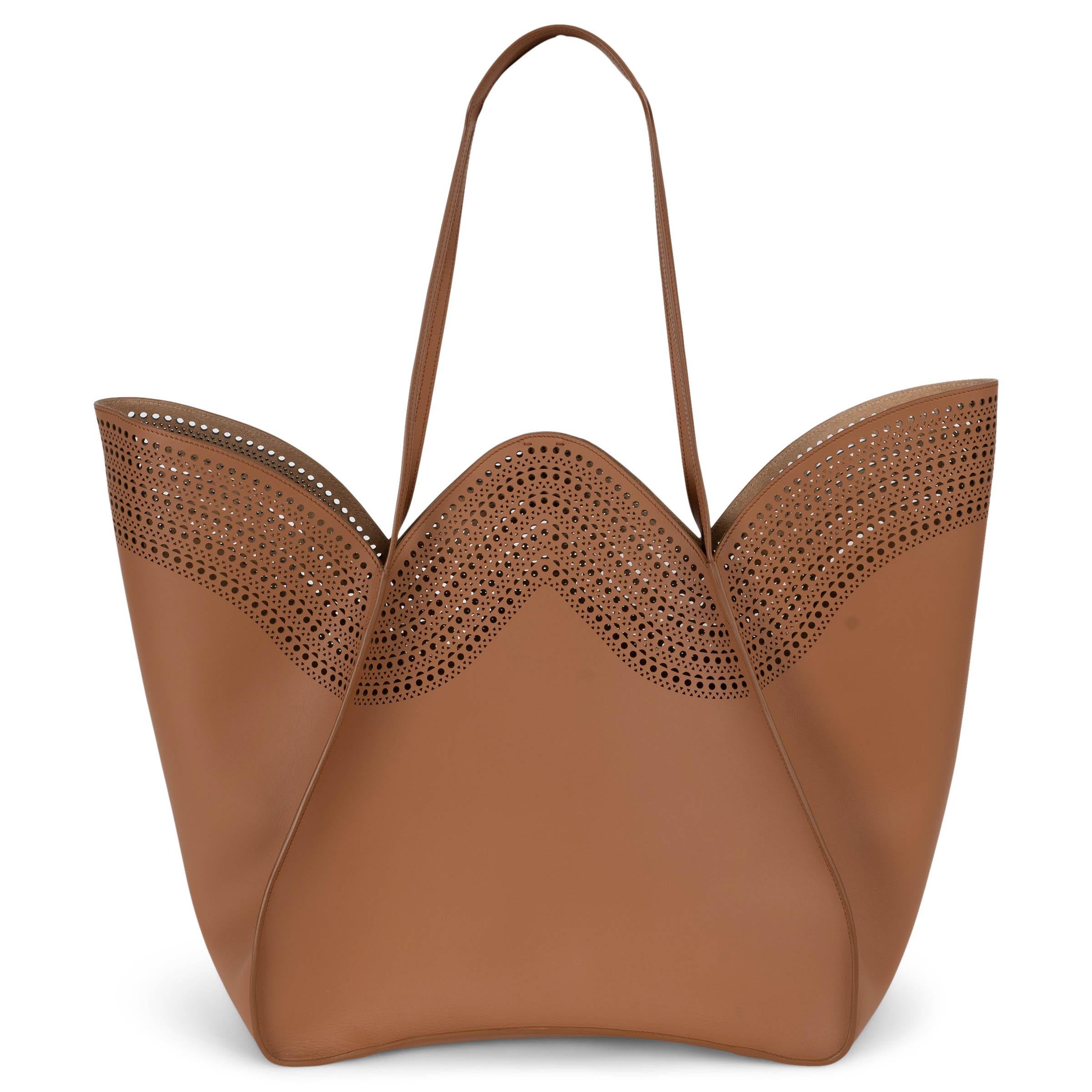 Brown ALAIA tan leather 2023 LILI 32 VIENNE Shopper Tote Bag For Sale