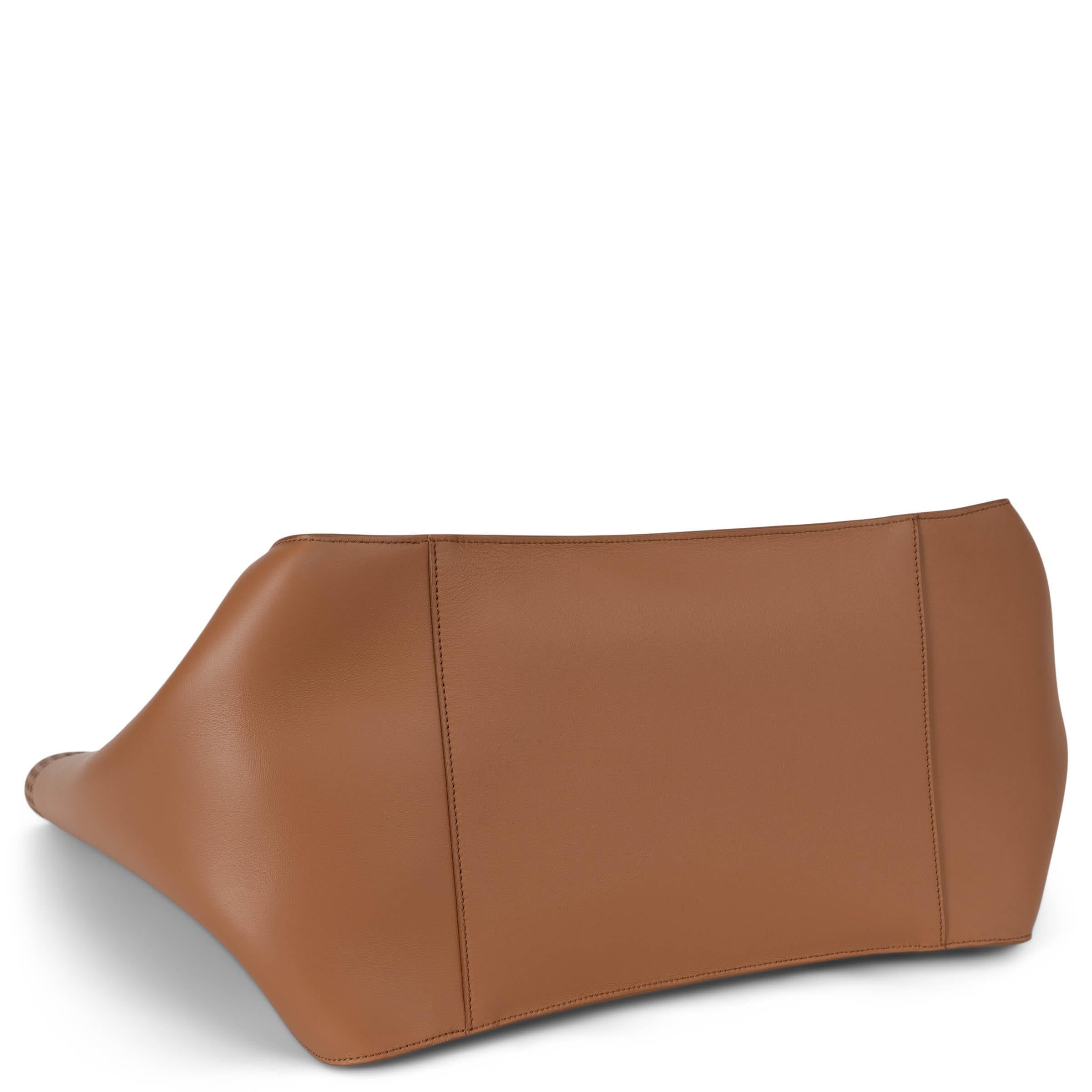 ALAIA tan leather 2023 LILI 32 VIENNE Shopper Tote Bag In Excellent Condition For Sale In Zürich, CH
