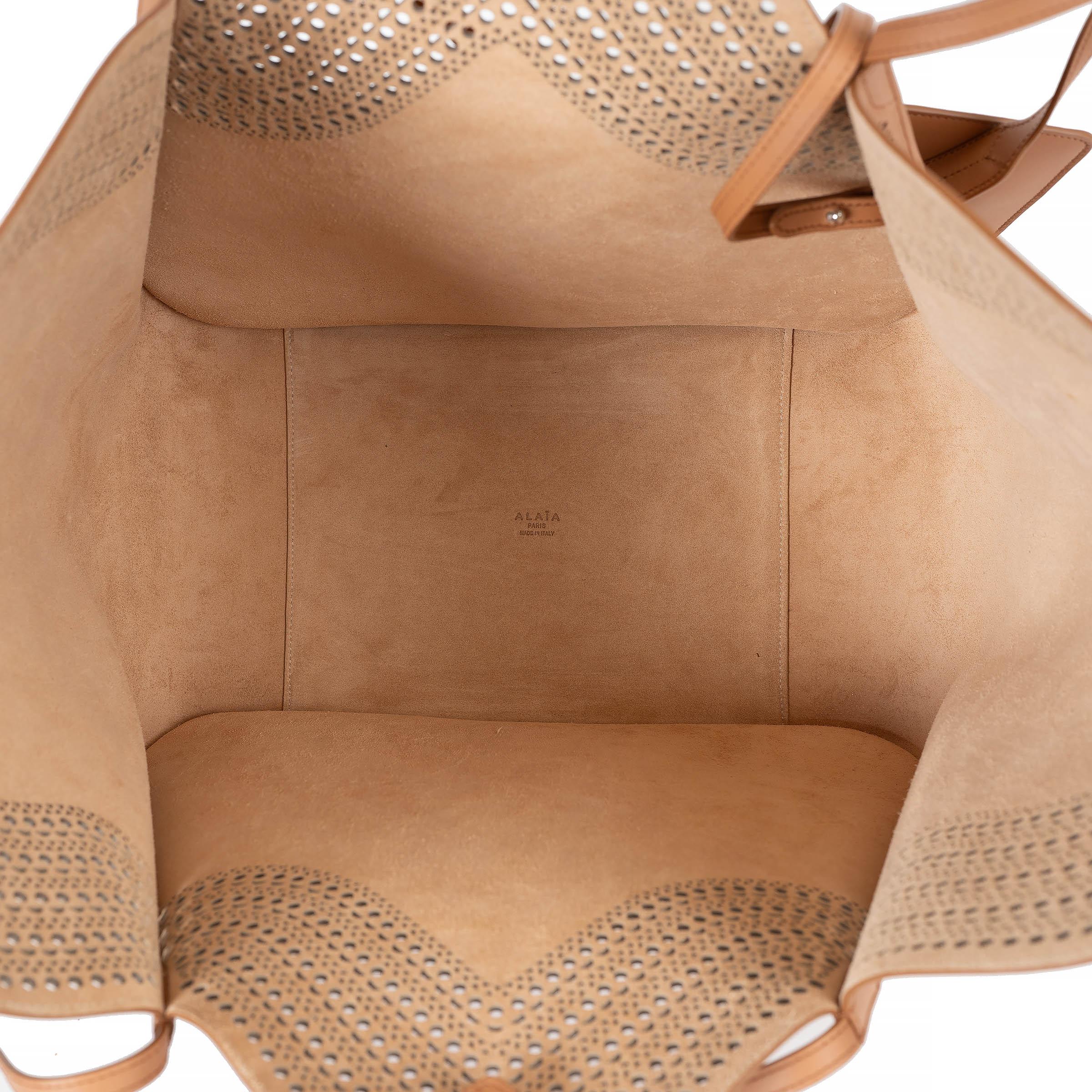 ALAIA tan leather 2023 LILI 32 VIENNE Shopper Tote Bag For Sale 1