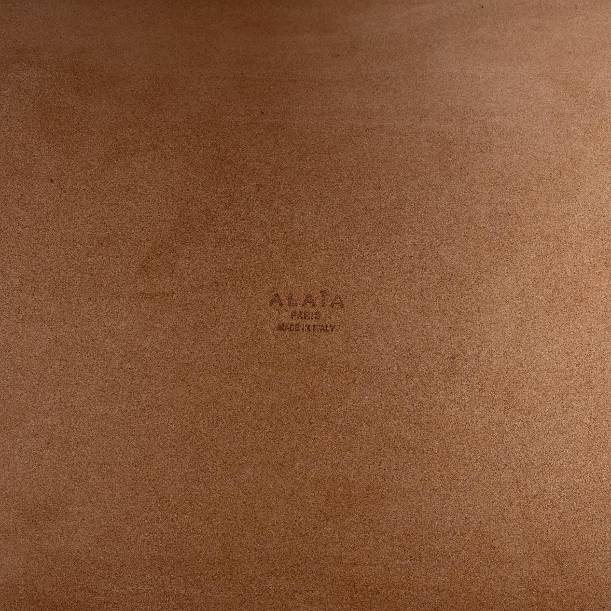 ALAIA tan leather 2023 LILI 32 VIENNE Shopper Tote Bag For Sale 2
