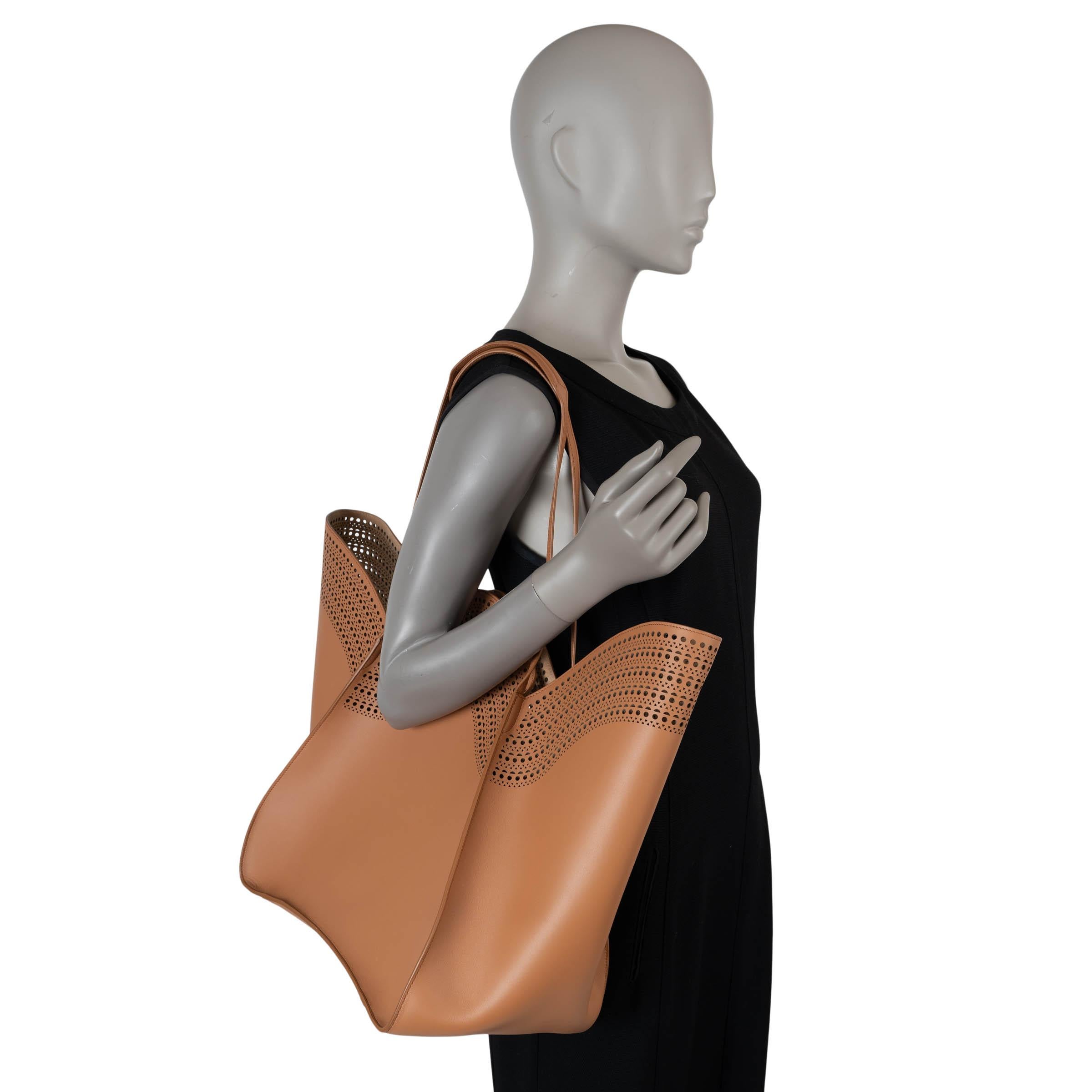 ALAIA tan leather 2023 LILI 32 VIENNE Shopper Tote Bag For Sale 3