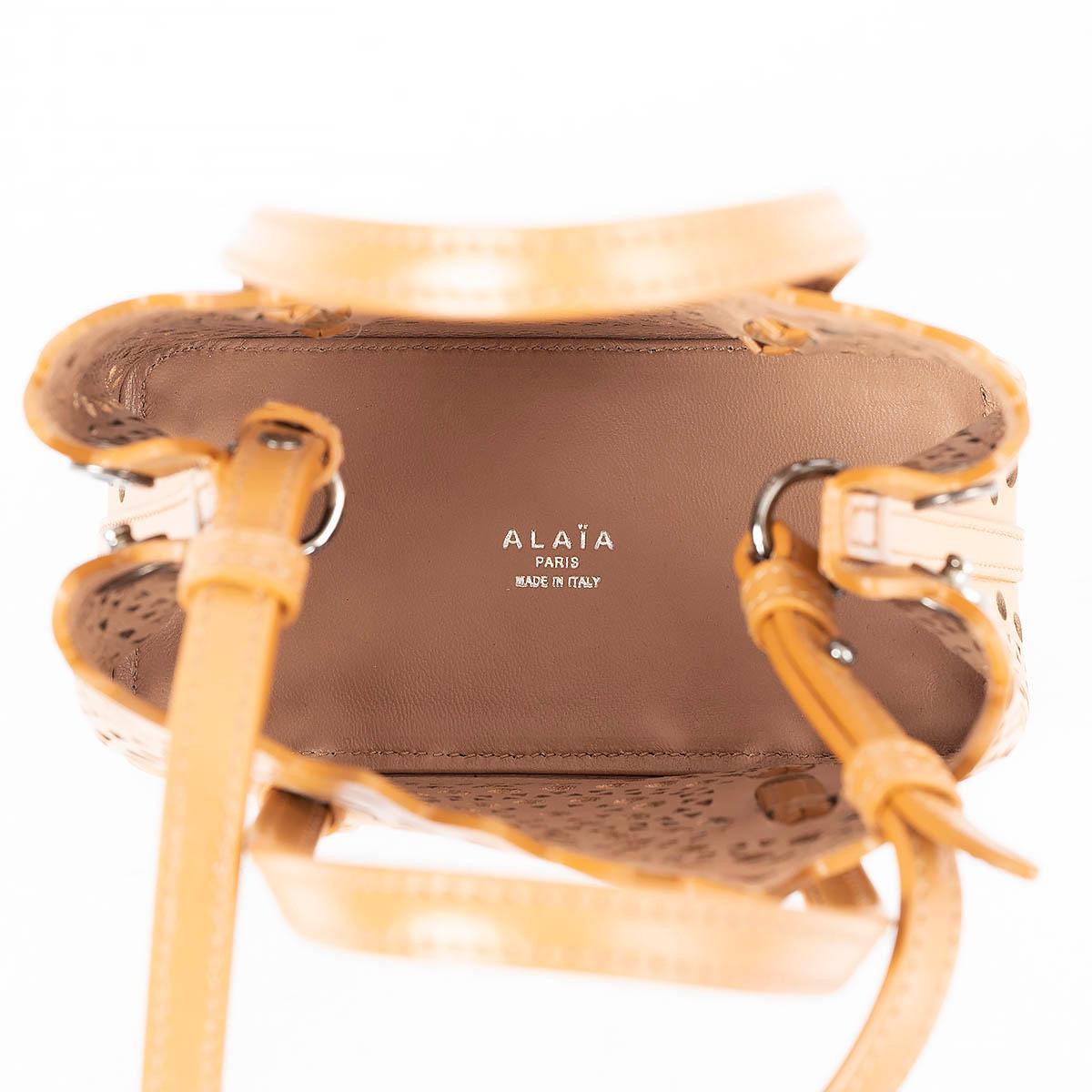 ALAIA tan leather MINA 16 VIENNE WAVE Crossbody Tote Bag In Excellent Condition For Sale In Zürich, CH