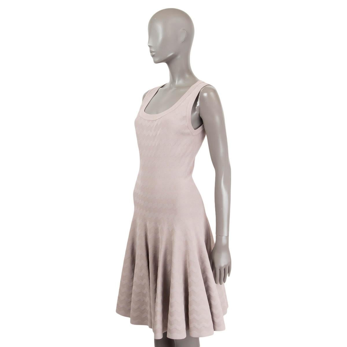 ALAIA taupe viscose SLEEVELESS ZIGZAG JACQUARD KNIT Dress 42 L In Excellent Condition For Sale In Zürich, CH
