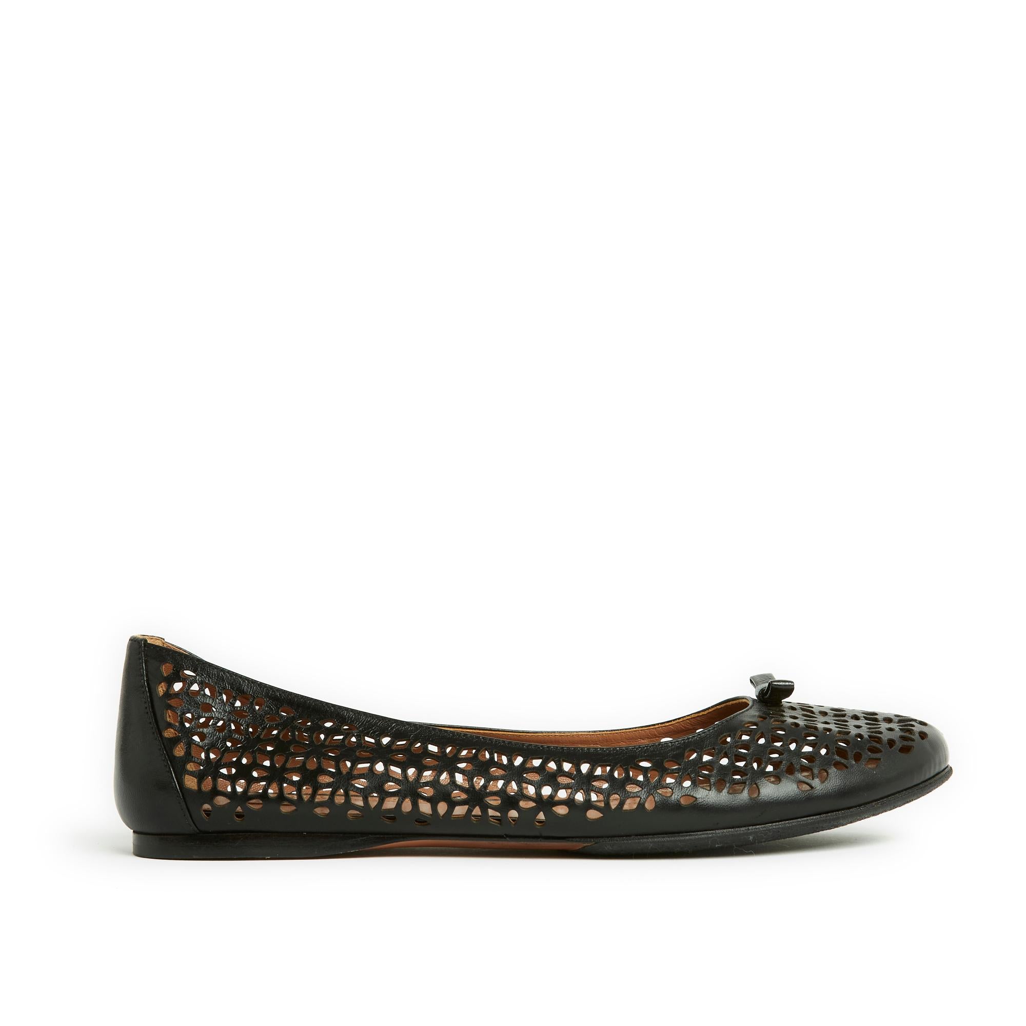 Alaïa ballerinas in smooth black openwork leather in a Vienna style pattern. Size EU41, insole 26.4 cm. The ballet flats have been worn and resoled but they seem perfectly new, lovely on the feet.