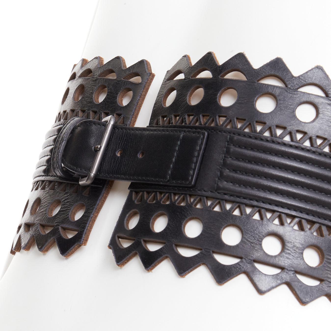 ALAIA Vienne cuir noir coupe laser corset ceinture large 65cm
Référence : SNKO/A00623
Marque : Alaia
Designer : Azzedine Alaia
MATERIAL : Cuir
Couleur : noir, argent
Motif : Solide
Fermeture : ceinture
Doublure : Cuir nude
Fabriqué en :