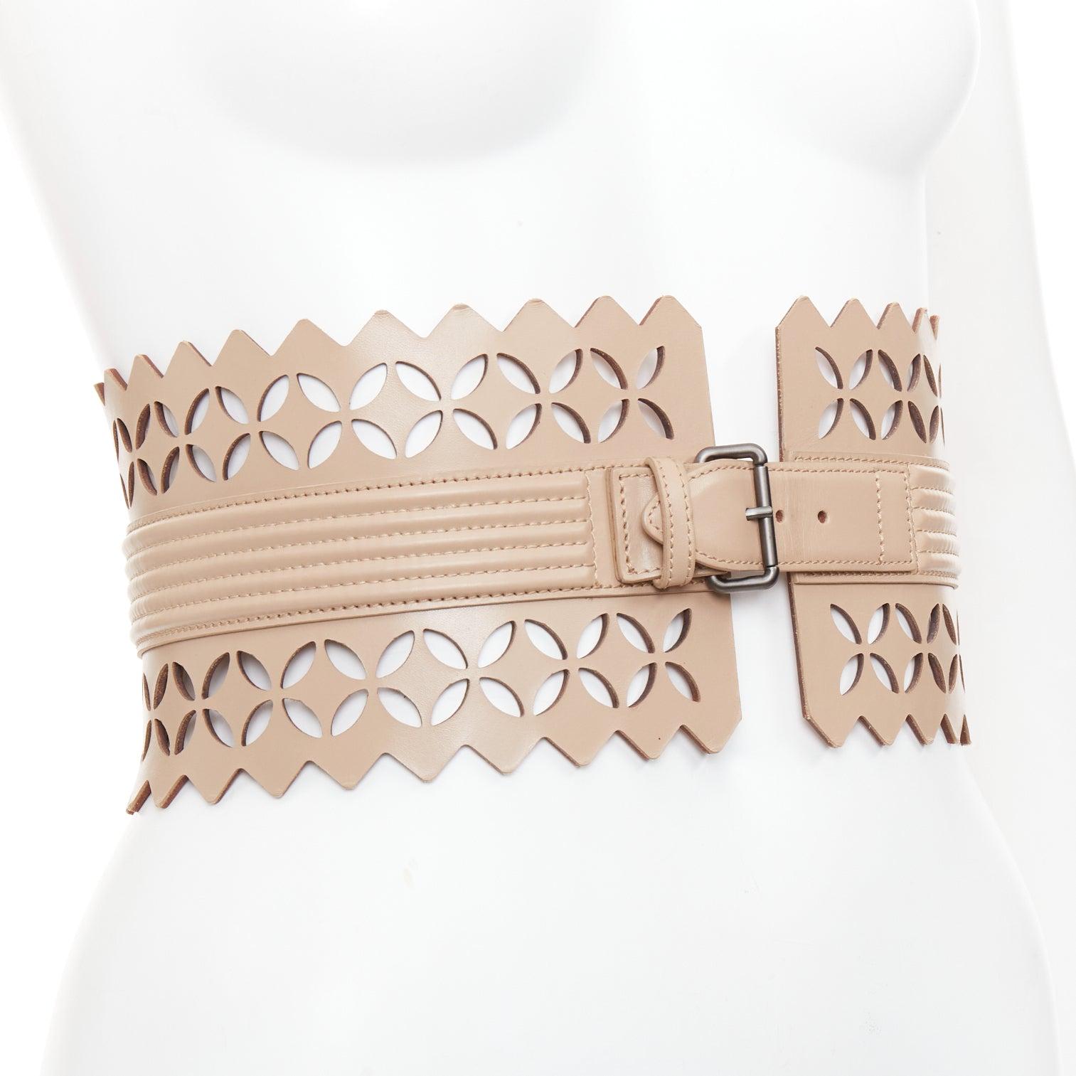 Beige ALAIA  Ceinture large corset en cuir nude à découpe laser 65cm en vente