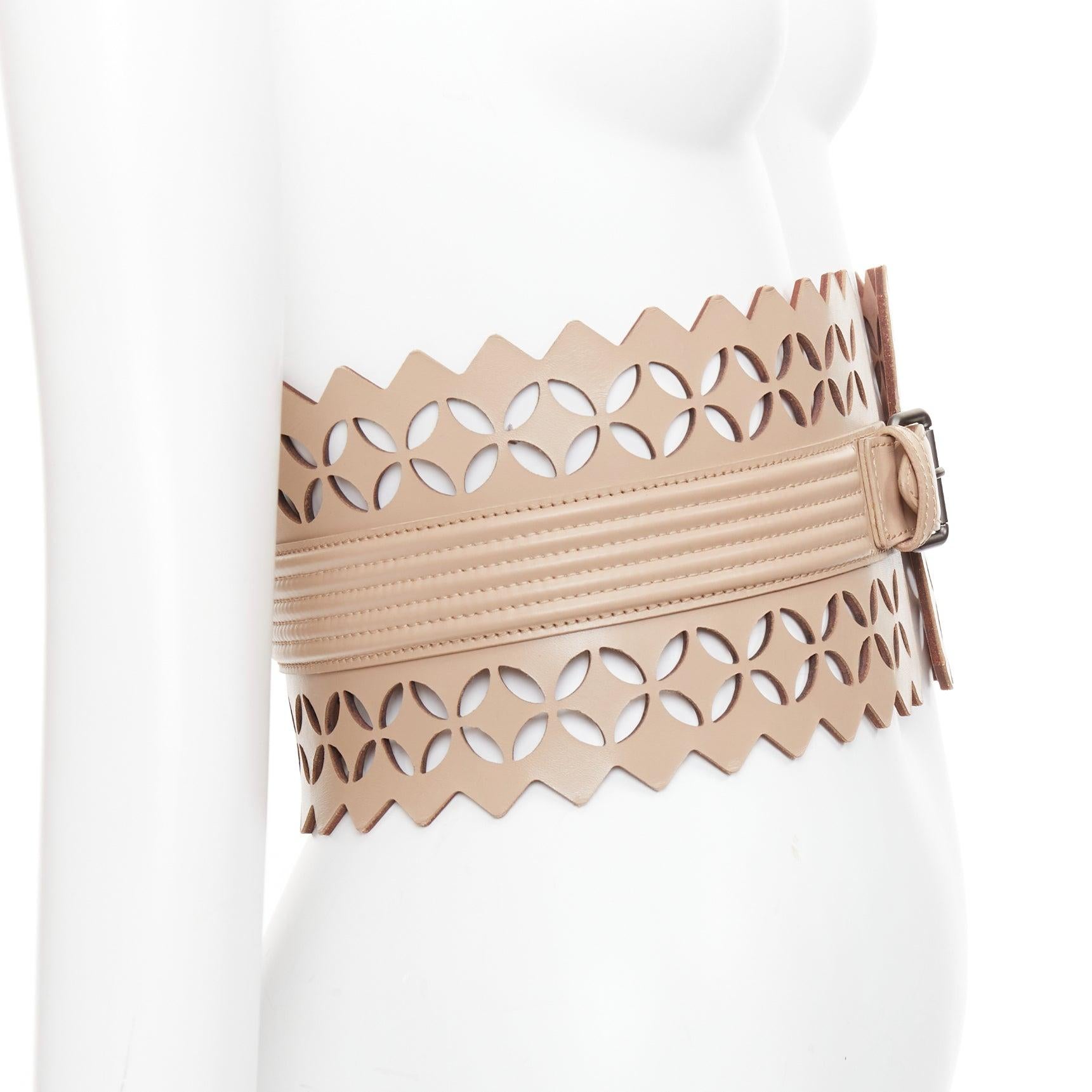 ALAIA  Ceinture large corset en cuir nude à découpe laser 65cm Bon état - En vente à Hong Kong, NT
