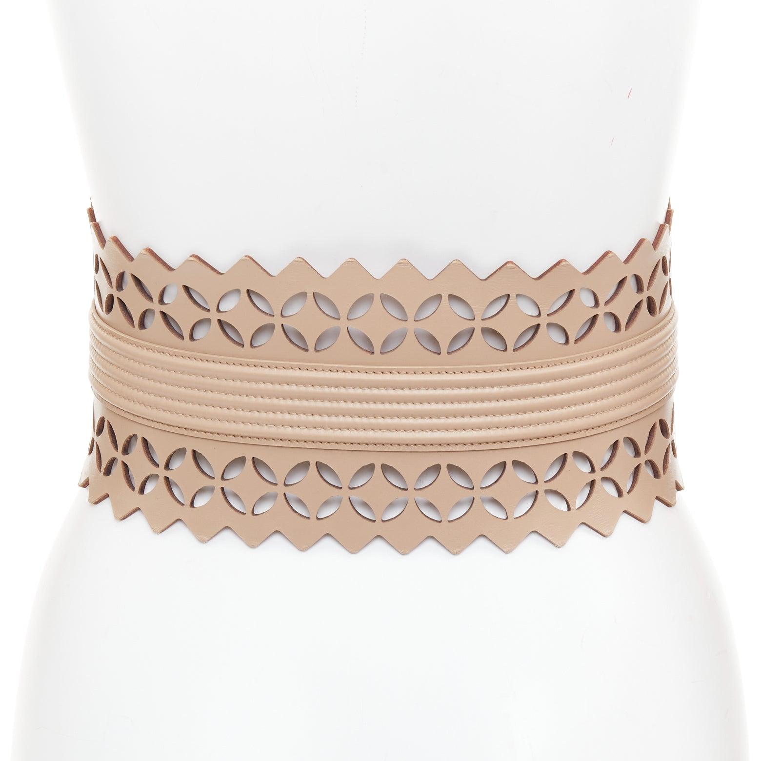 ALAIA  Ceinture large corset en cuir nude à découpe laser 65cm Pour femmes en vente