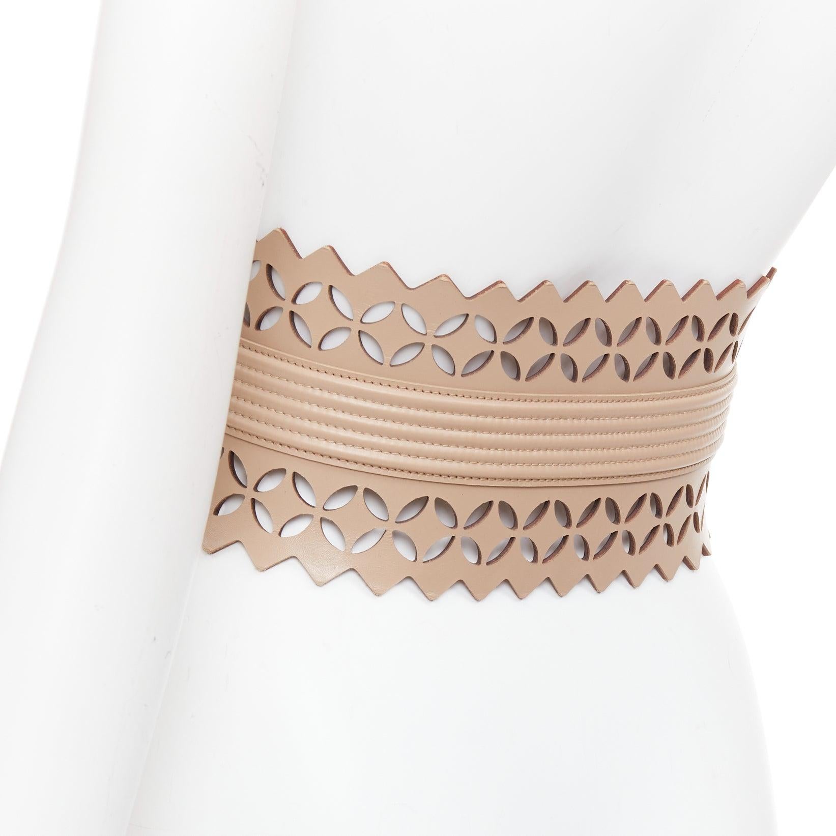 ALAIA  Ceinture large corset en cuir nude à découpe laser 65cm en vente 1