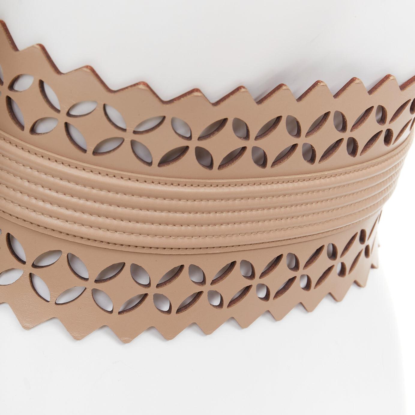 ALAIA  Ceinture large corset en cuir nude à découpe laser 65cm en vente 2
