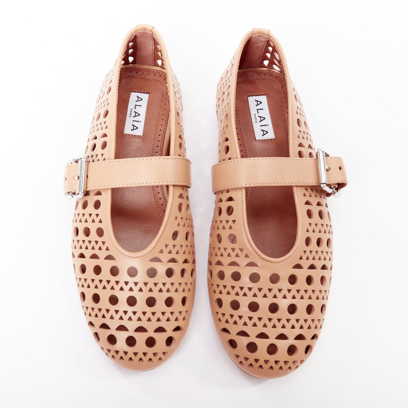 ALAIA Vienne tan Leder ausgeschnitten Schnalle maryjane Ballerina Wohnungen EU37
Referenz: SNKO/A00640
Marke: Alaia
Modell: Vienne
MATERIAL: Leder
Farbe: Nackt, Silber
Muster: Solide
Verschluss: Schnalle
Innenfutter: Nacktes Leder
Zusätzliche