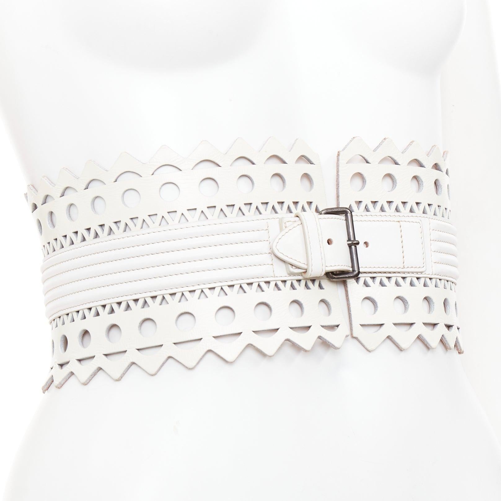 Grigio ALAIA Vienne in pelle bianca con taglio laser e cintura a corsetto larga 65cm in vendita