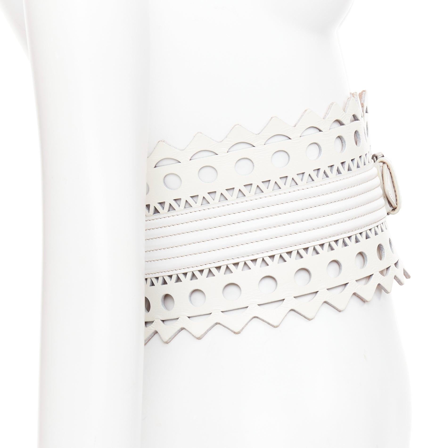 ALAIA Vienne in pelle bianca con taglio laser e cintura a corsetto larga 65cm In condizioni buone in vendita a Hong Kong, NT