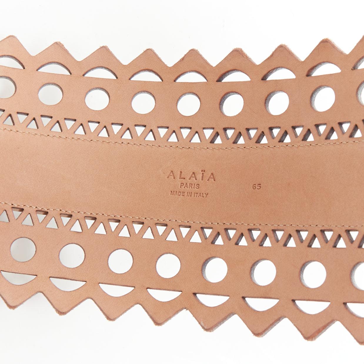 ALAIA Vienne in pelle bianca con taglio laser e cintura a corsetto larga 65cm in vendita 3