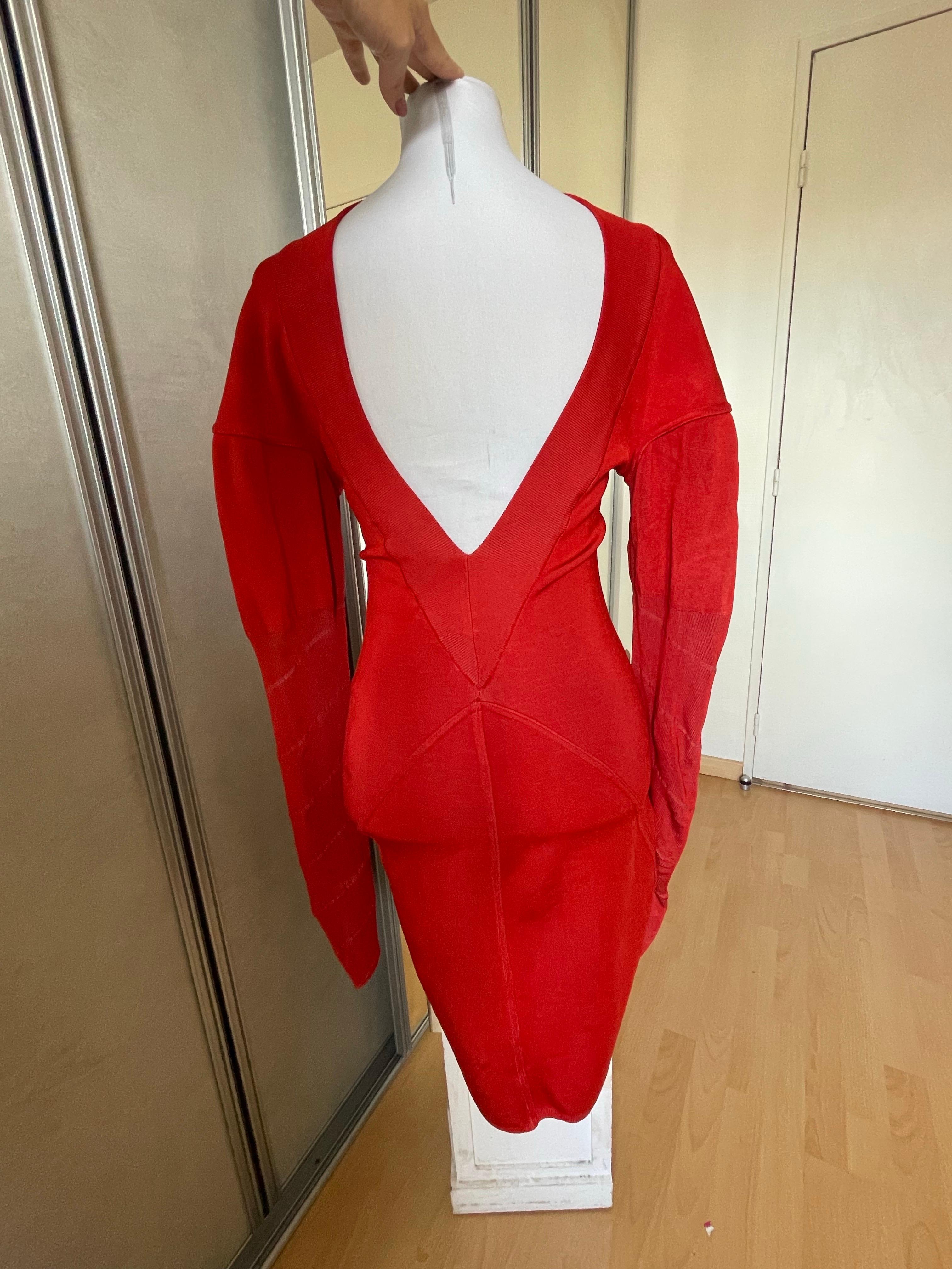 ALAIA. Sehr schönes tailliertes Pulloverkleid ALAIA. Vintage By aus den 80er/90er Jahren. Prächtiger Rückenausschnitt. Glamourös und sexy. Rote Farbe. Sehr guter Zustand. Nur ein paar kleine Pilling durch das Elastan-Material.