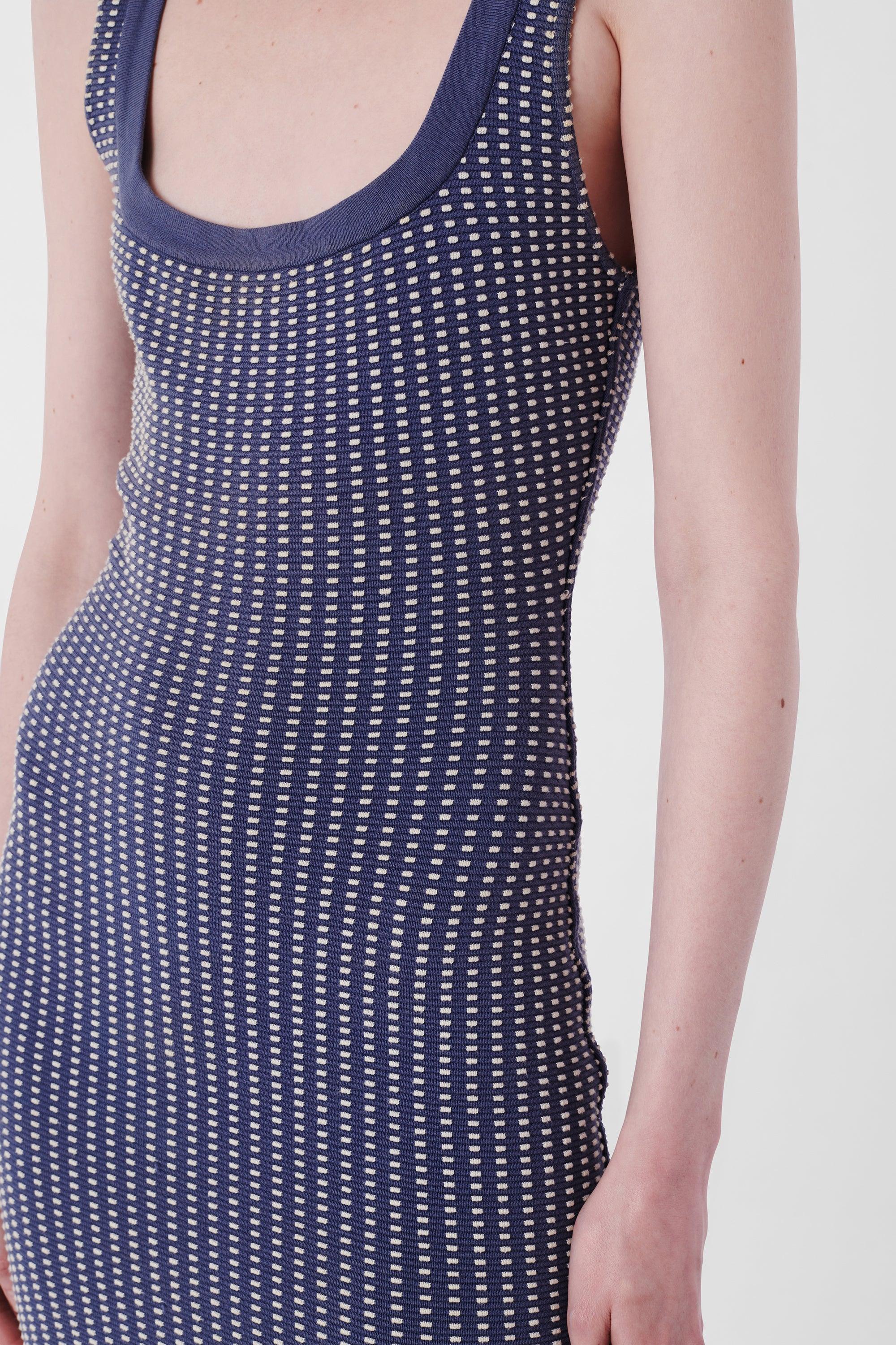 Alaia Vintage S/S 1990 Runway Blue Bodycon Dress. Il se compose d'un tissu en maille bleu et blanc, d'une encolure dégagée et d'une longueur mini. Vintage, en excellent état.

Taille du Label : XS
Taille moderne : UK : 6 à 8, US : 0 à 2, EU : 34 à