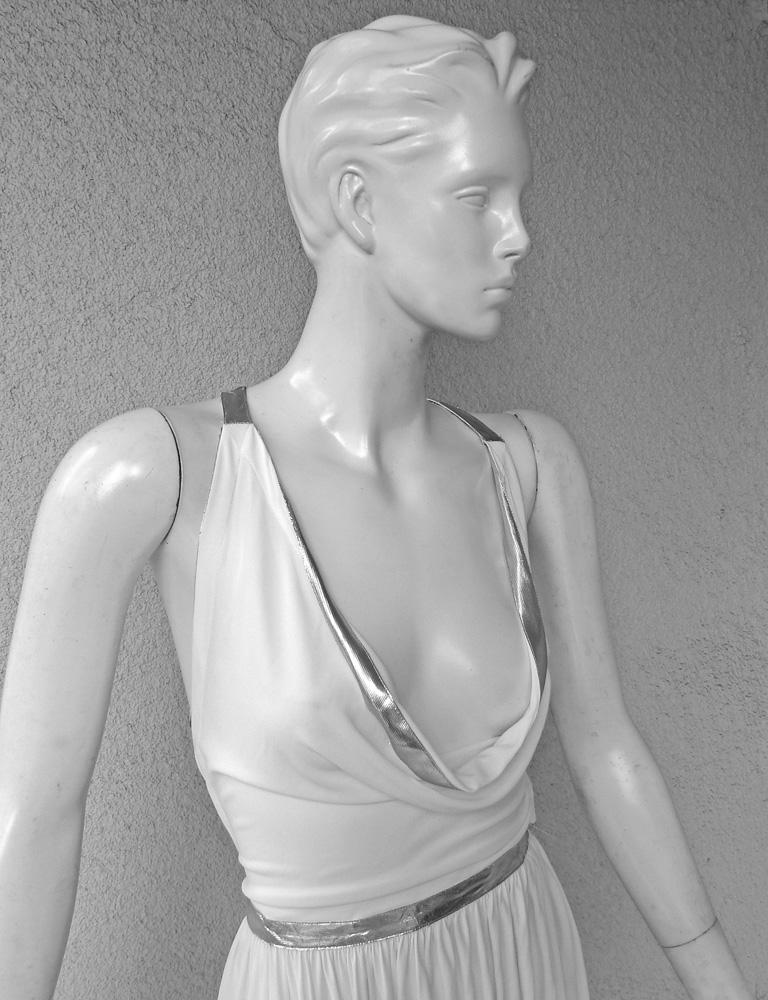 Au fil des décennies, Azzedine Alaia a toujours été considéré comme un créateur de mode innovant et inspirant.  Suite à son récent décès, la robe proposée provient de l'une de ses dernières collections.   Il est conçu en s'inspirant de Madeleine