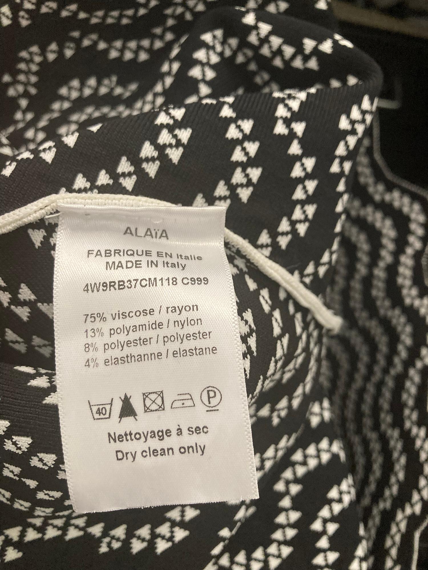 Alaia Iconic White and Black  Short Dress In Good Condition For Sale In Paris, FR