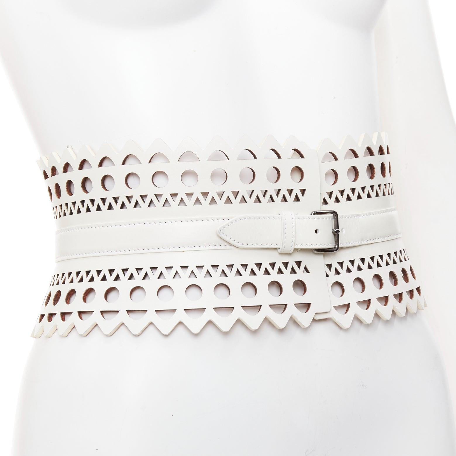 ALAIA white leather geometric cut out scallop edge wide corset belt 65cm
Reference: SNKO/A00627
Brand: Alaia
Material: Leather
Color: White, Silver
Pattern: Solid
Closure: Belt
Lining: Nude Leather
Made in: Italy

CONDITION:
Condition: Very good,