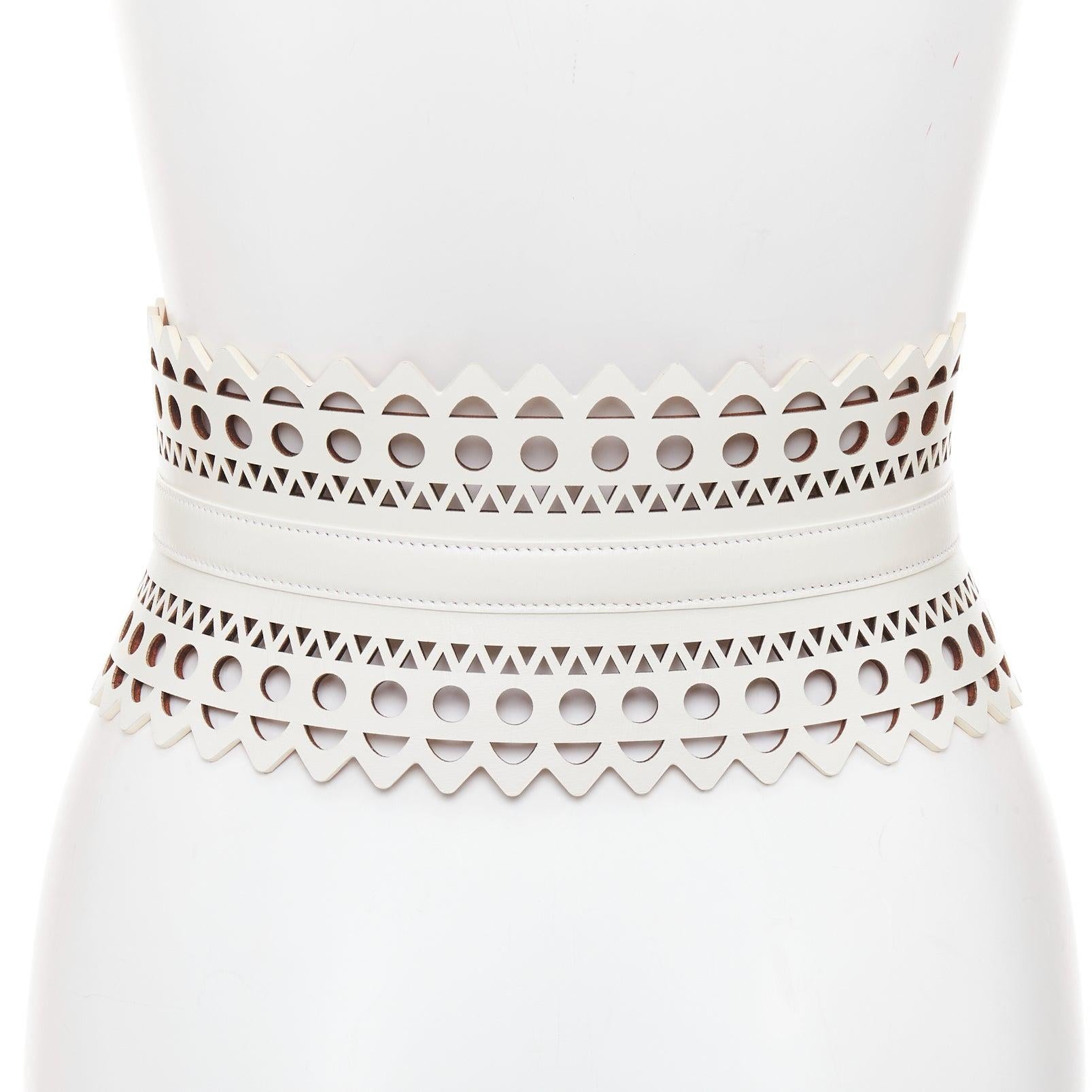 ALAIA white leather geometric cut out scallop edge wide corset belt 65cm In Good Condition For Sale In Hong Kong, NT