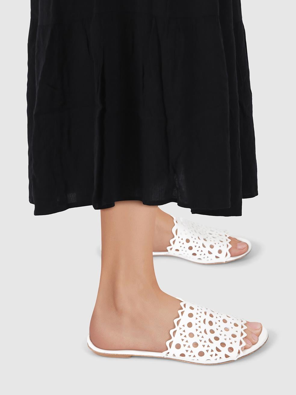 L'ÉTAT est très bon. L'usure des sandales est minime. Usure minimale à la semelle intérieure et à la sangle d'orteil sur les deux chaussures où l'abrasion est visible sur cet article de revente de designer Alaïa utilisé.
 

 Détails
 

 

 Blanc
 

