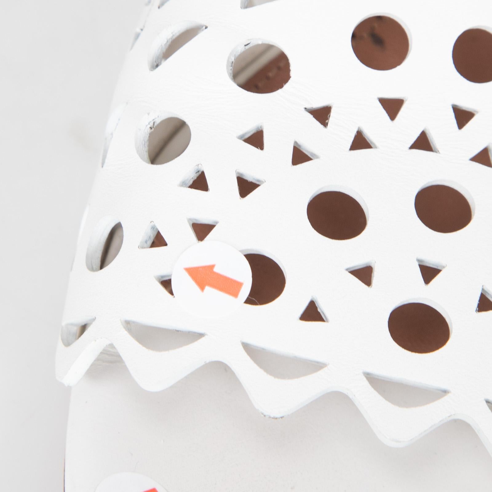 Alaïa Sandales en cuir blanc Lasercut Taille IT 37 en vente 2