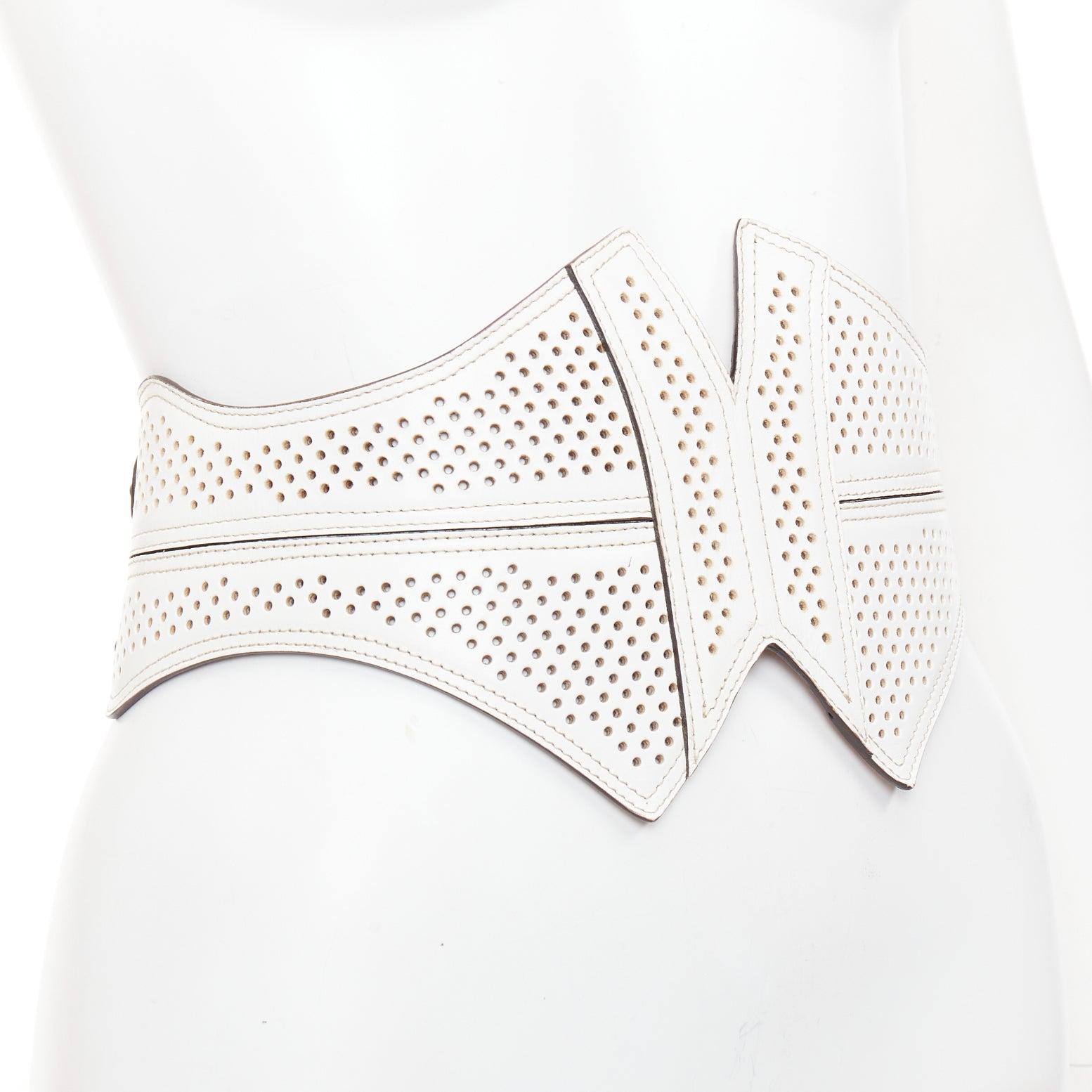 Gris ALAIA ceinture large en cuir blanc perforé cintré 65cm en vente