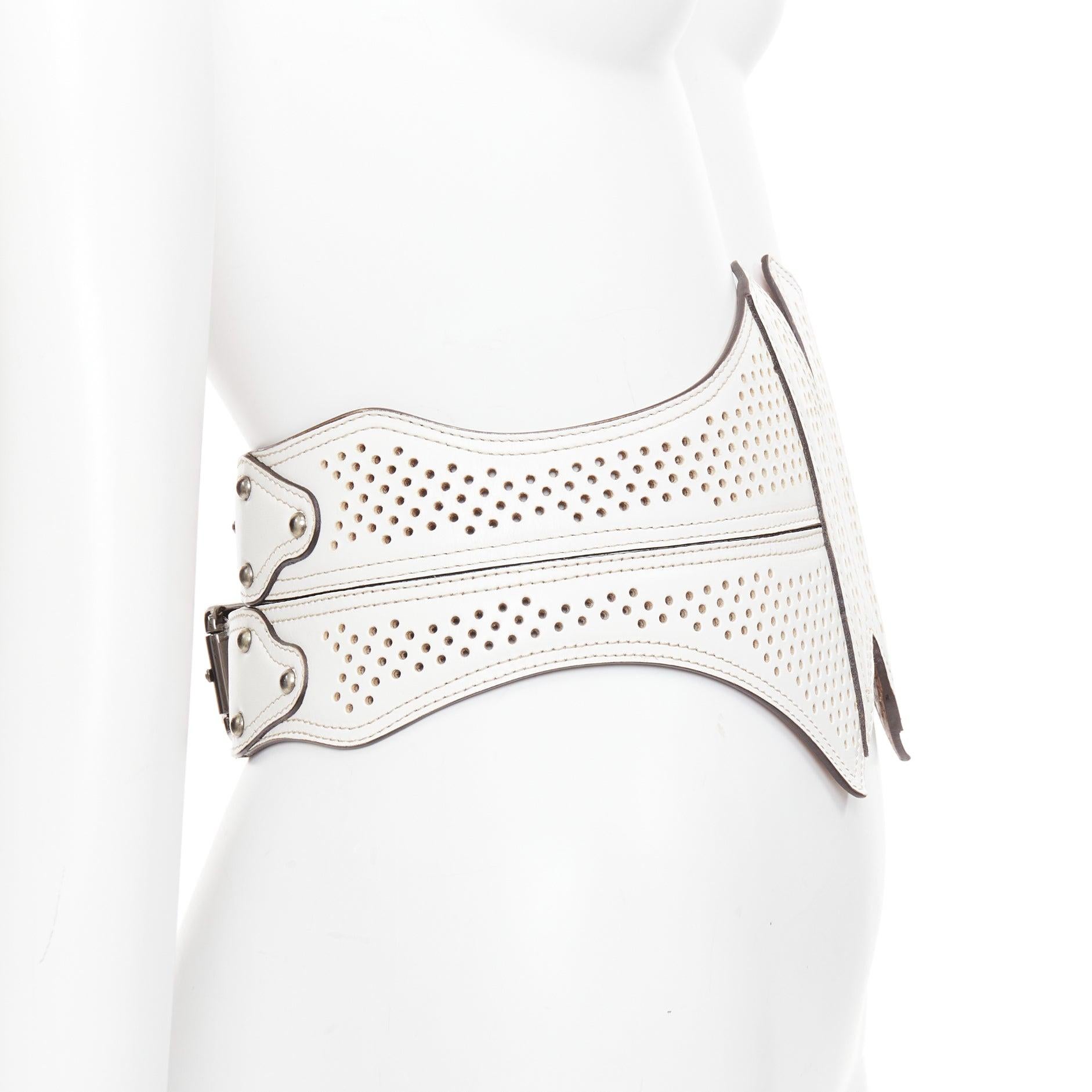 ALAIA ceinture large en cuir blanc perforé cintré 65cm Bon état - En vente à Hong Kong, NT