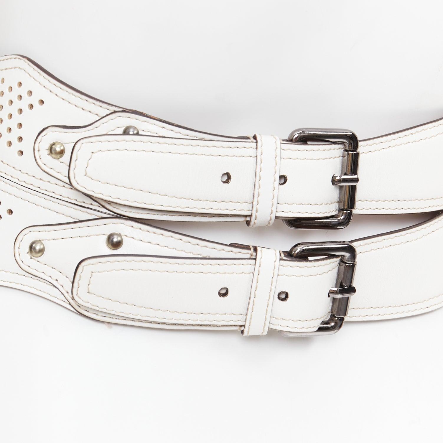 ALAIA ceinture large en cuir blanc perforé cintré 65cm en vente 1