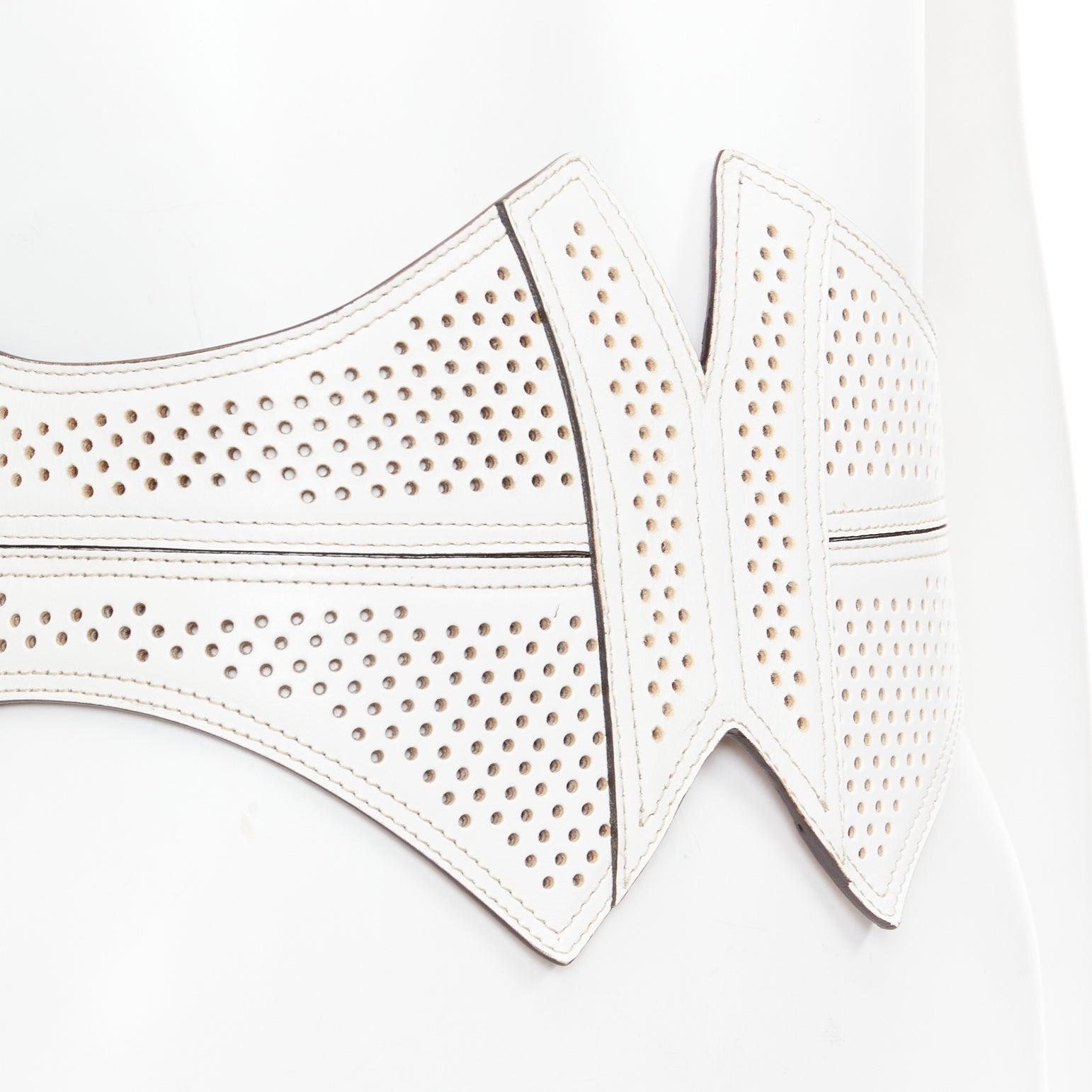 ALAIA ceinture large en cuir blanc perforé cintré 65cm en vente 2