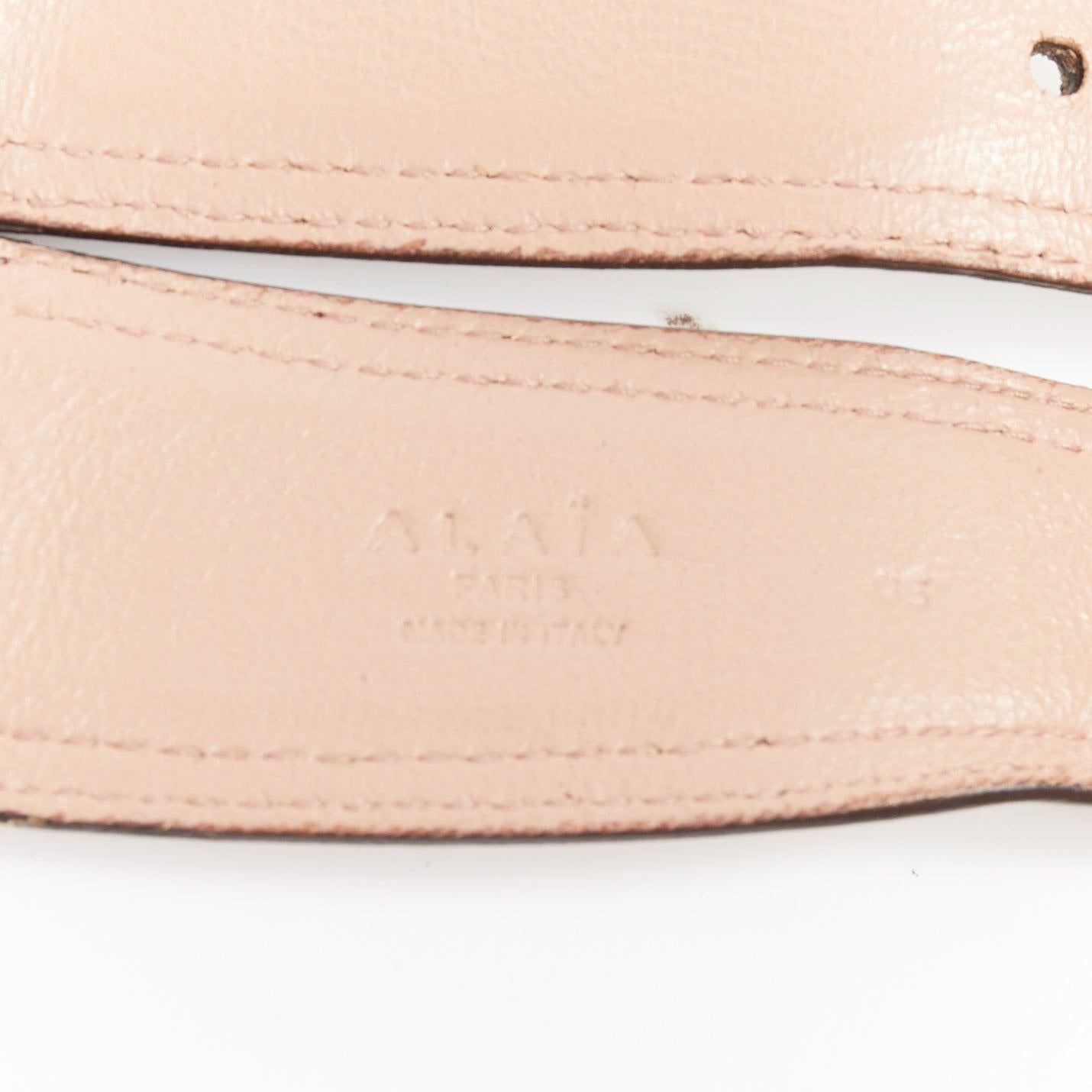 ALAIA ceinture large en cuir blanc perforé cintré 65cm en vente 3