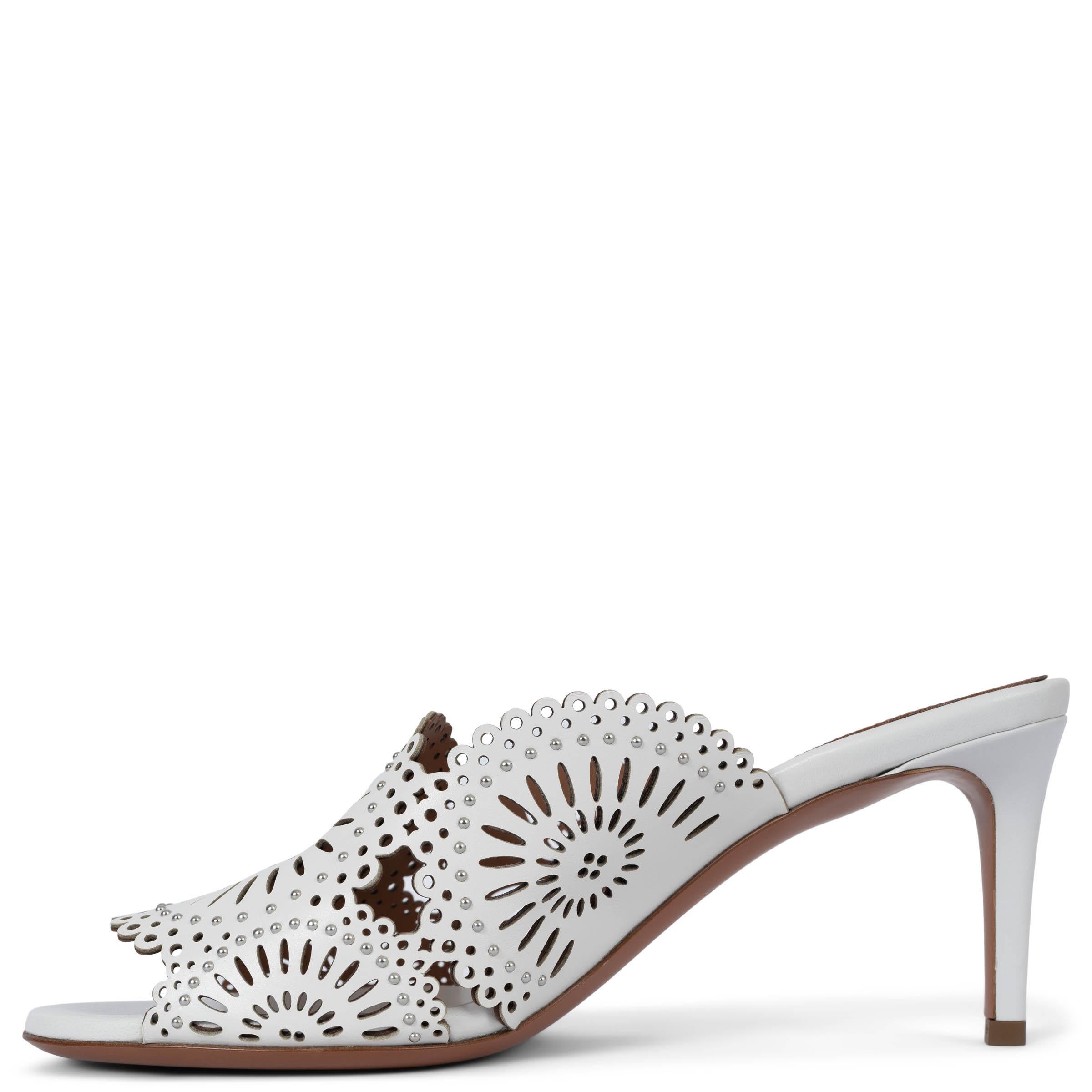 ALAIA Weiße Ledersandalen STUDDED VIENNE MOLUKAI mit Absatz aus weißem Leder 38 (Grau) im Angebot