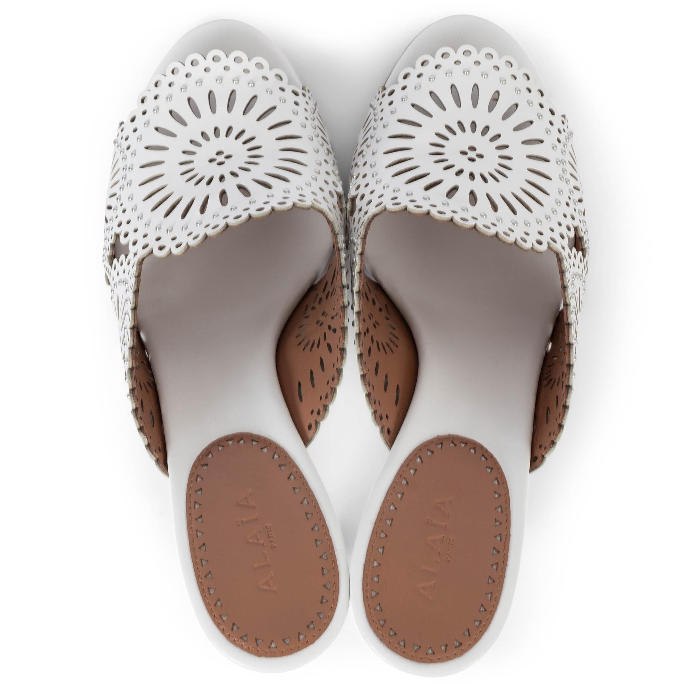 ALAIA Weiße Ledersandalen STUDDED VIENNE MOLUKAI mit Absatz aus weißem Leder 38 Damen im Angebot