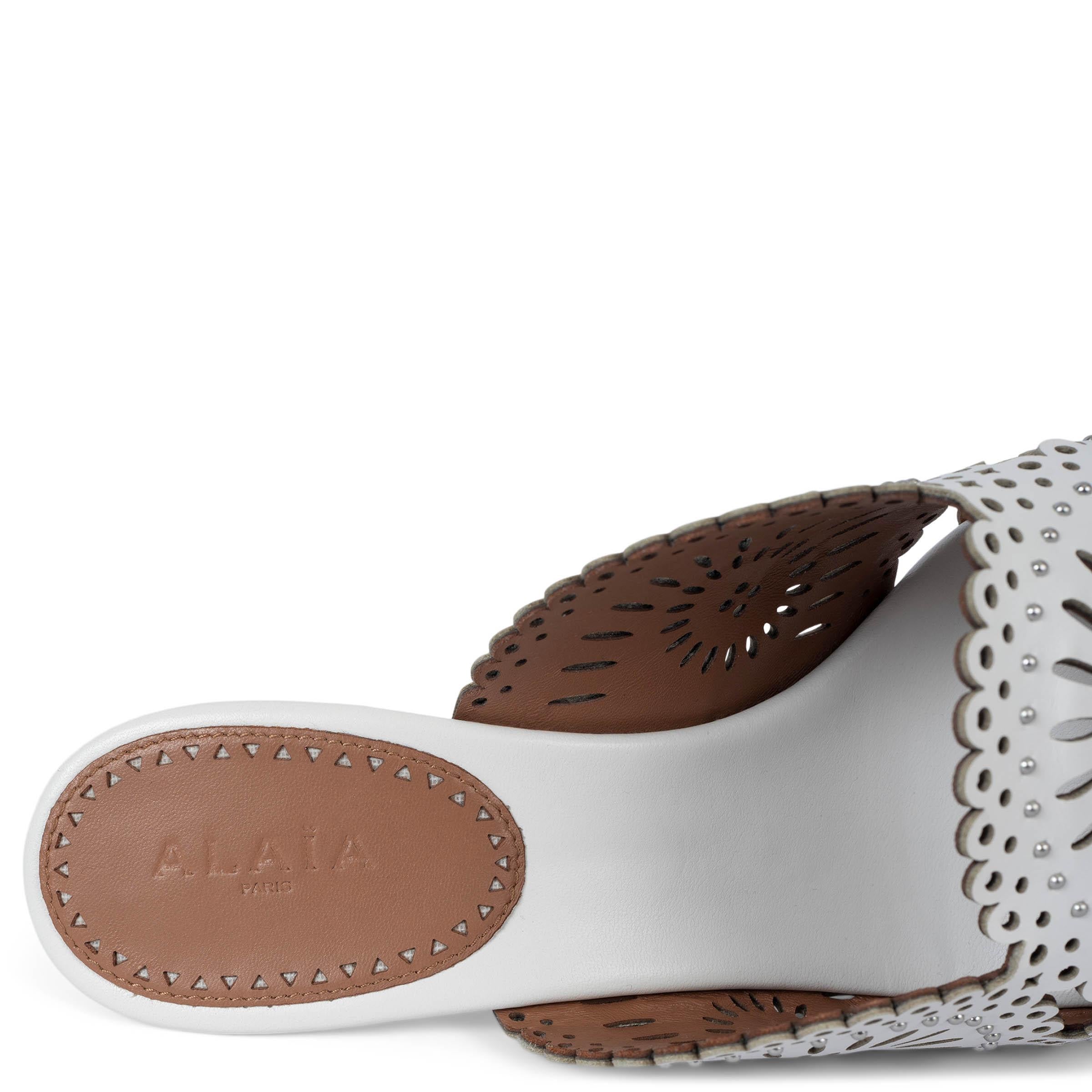 ALAIA Weiße Ledersandalen STUDDED VIENNE MOLUKAI mit Absatz aus weißem Leder 38 im Angebot 1