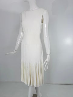 Robe Alaia blanche froncée et côtelée, avec empiècement triangulaire extensible et ourlet entièrement plissé, taille 40