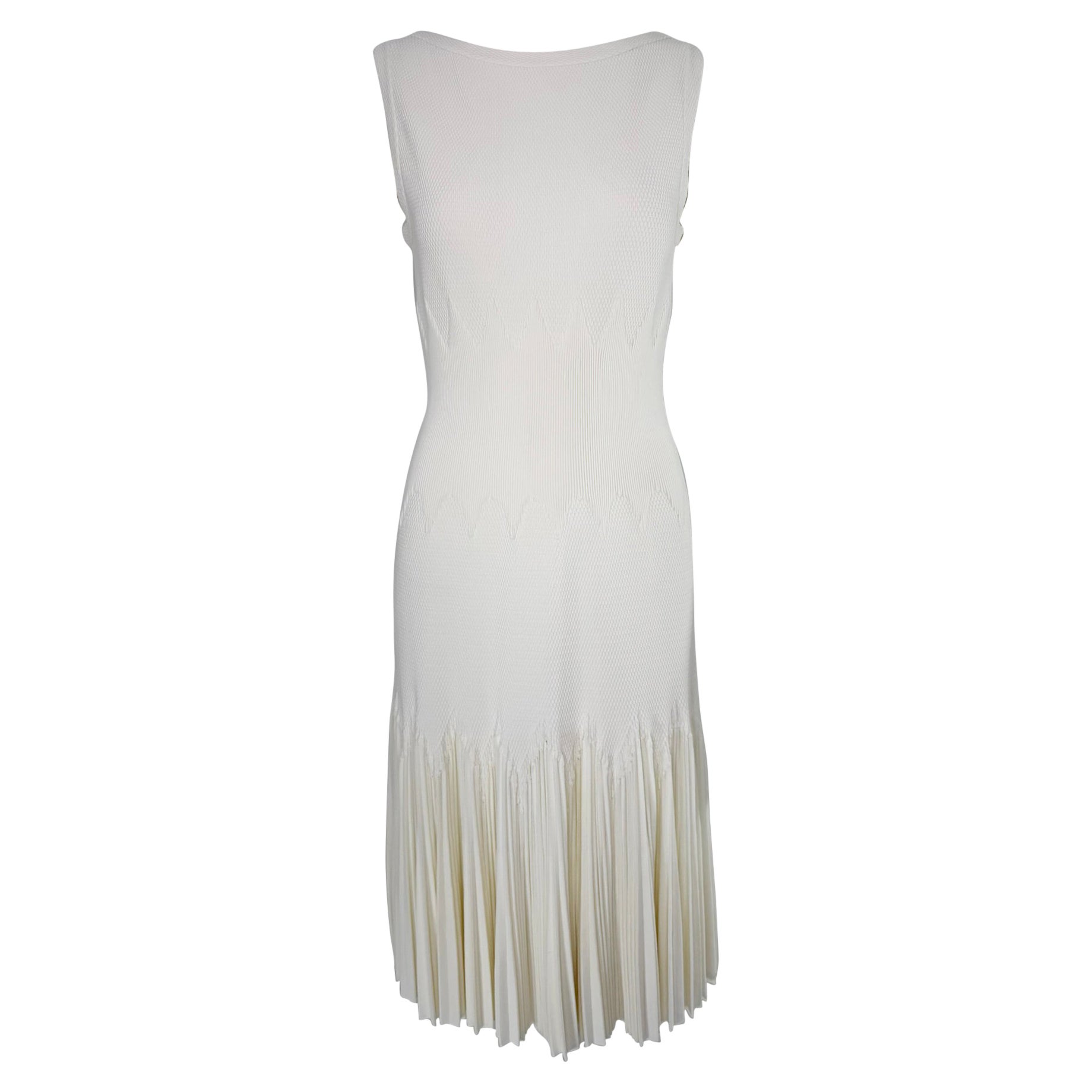 Robe Alaia blanche froncée et côtelée, avec empiècement triangulaire extensible et ourlet entièrement plissé, taille 40